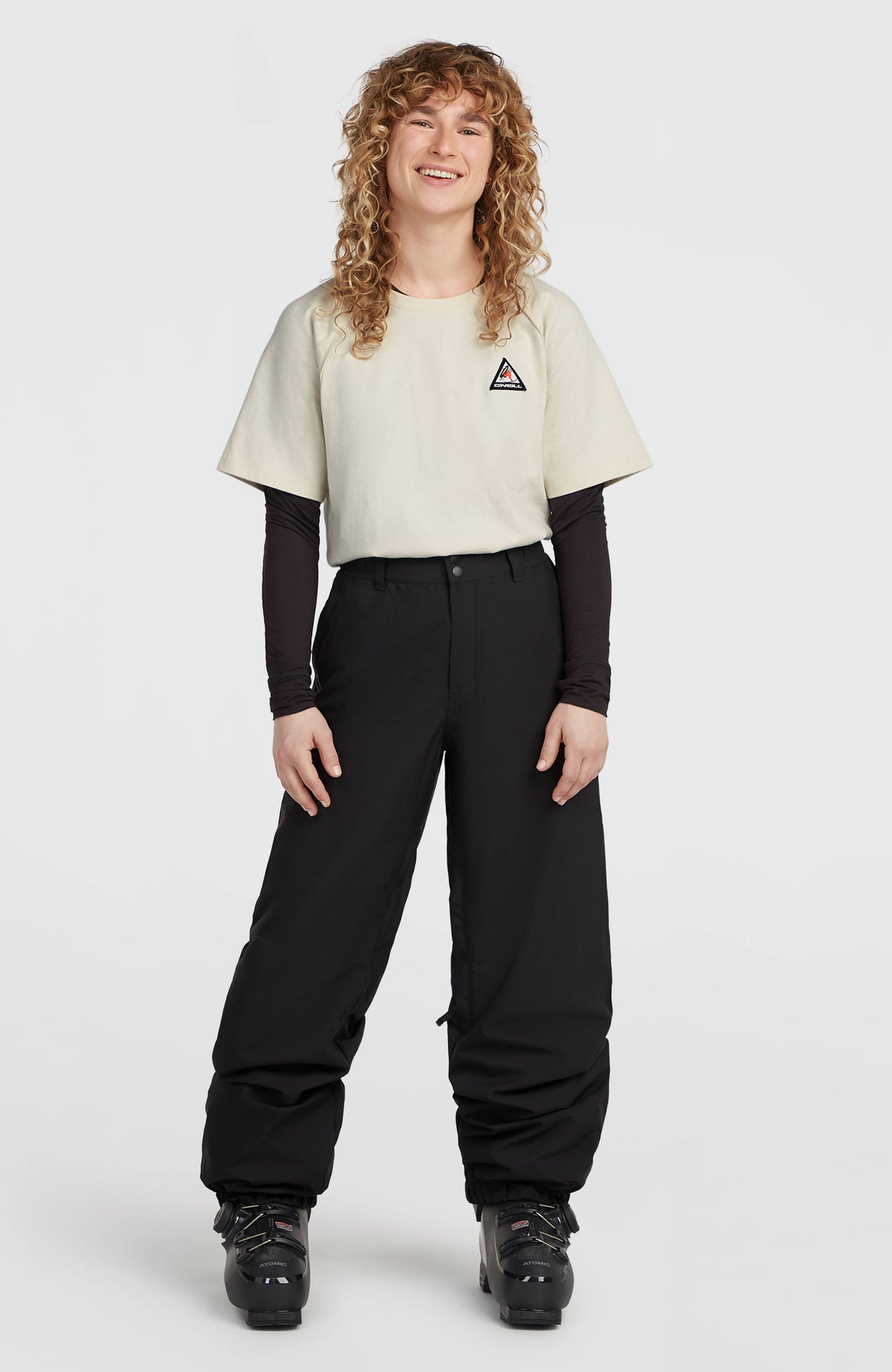 FWC Oversized Ski- und Snowboardhose für Damen, schwarz, Ganzkörperansicht von vorne am Model