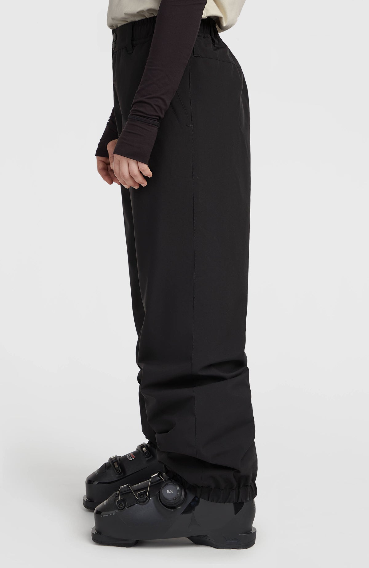 FWC Oversized Ski- und Snowboardhose für Damen, schwarz, Seitenansicht am Model