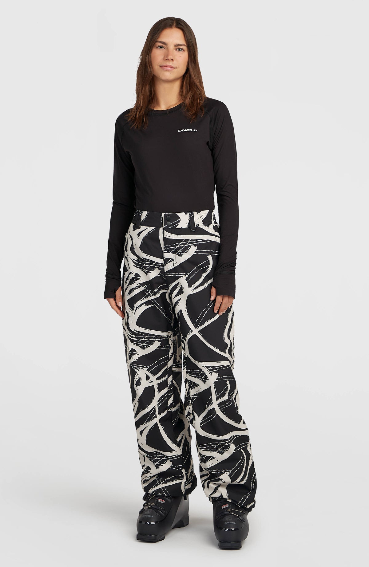 FWC Oversized Ski- und Snowboardhose für Damen, weiß mit Linienmuster in Schwarz, Ganzkörperansicht am Model