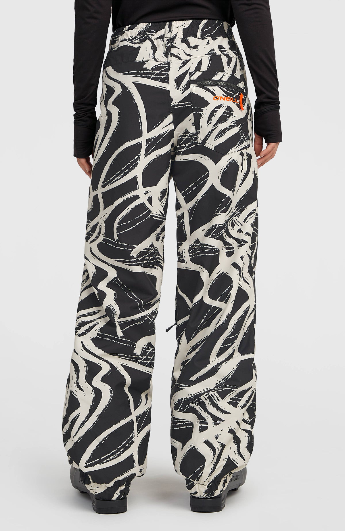 FWC Oversized Ski- und Snowboardhose für Damen, weiß mit Linienmuster in Schwarz, getragen in der Rückansicht am Model