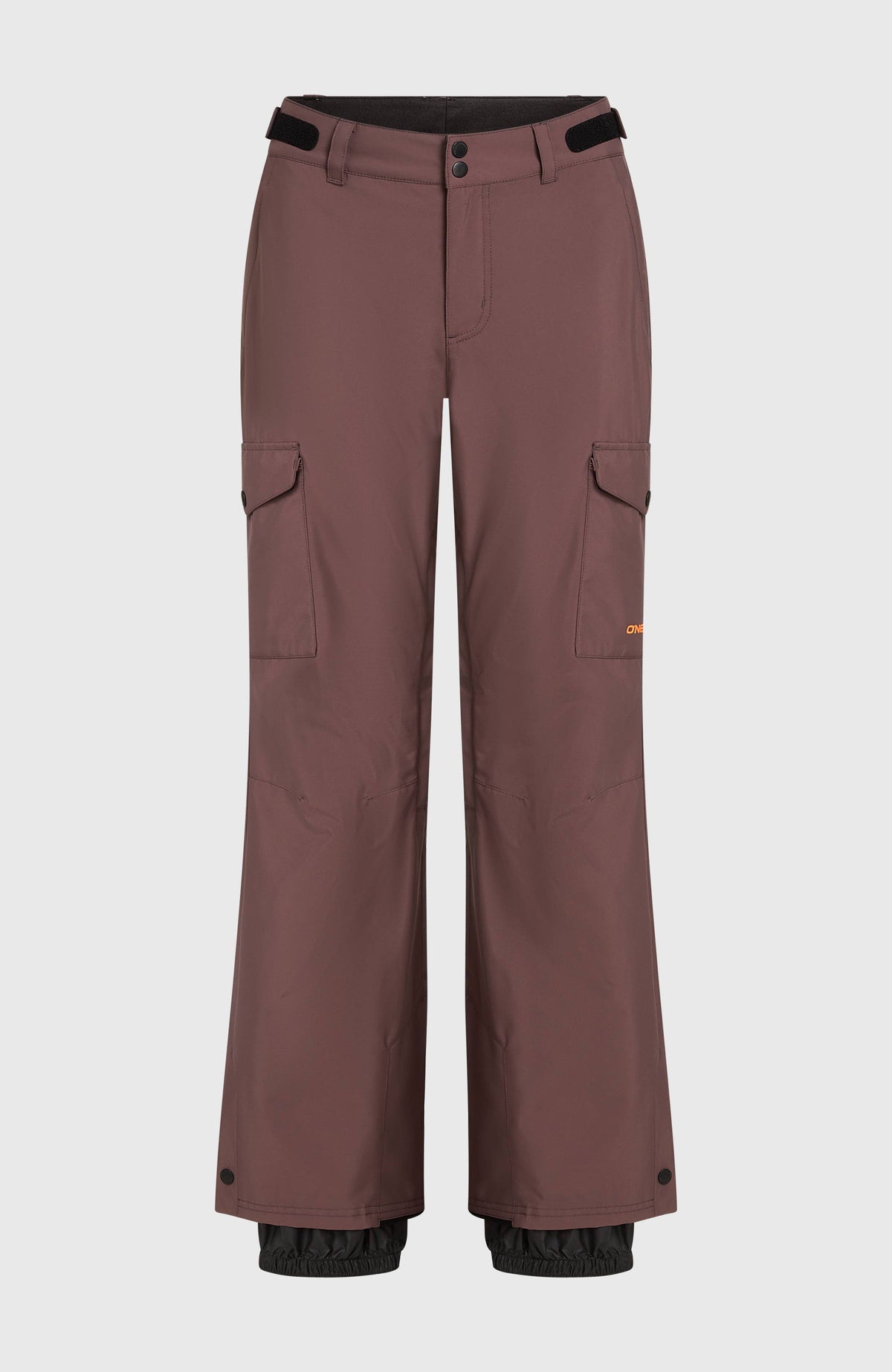 Lila FWC'Cruz Cargo-Skihose für Damen, freigestellt von vorne mit Beintaschen