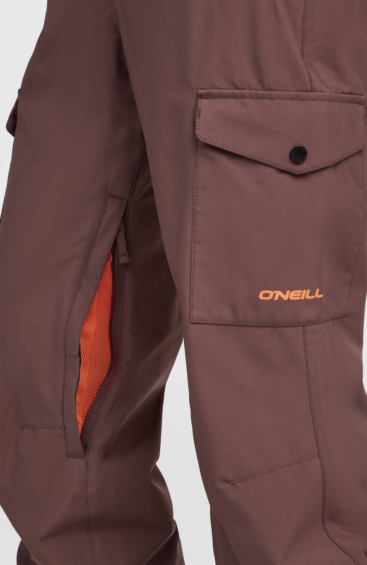 Nahaufnahme des Belüftungsreißverschlusses an der lila FWC'Cruz Cargo-Skihose