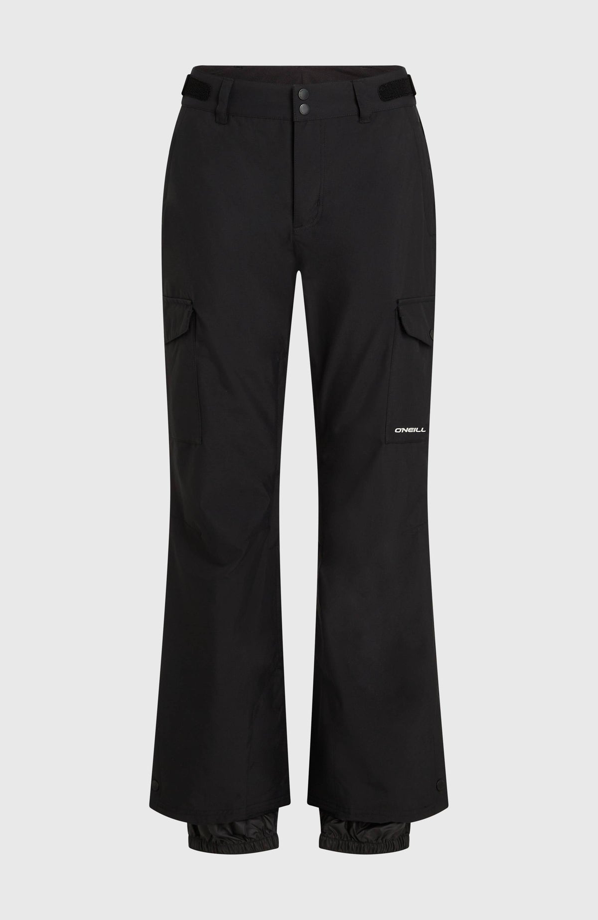 O'Neill FWC'Cruz Cargo-Skihose für Damen, schwarz, freigestellt in der Vorderansicht mit Cargotaschen