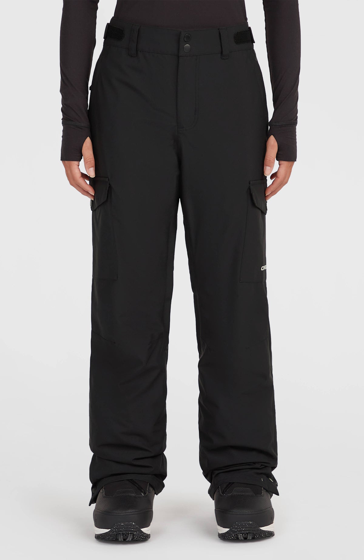 FWC'Cruz Cargo-Skihose für Damen, schwarz, Vorderansicht getragen am Model mit dezentem Logo-Schriftzug
