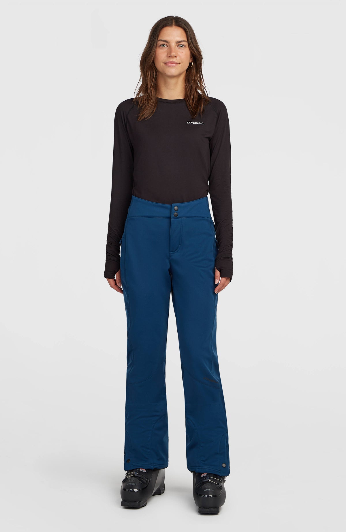 FWC'Cruz Softshell-Skihose für Damen, blau, getragen am Model in Ganzkörperansicht