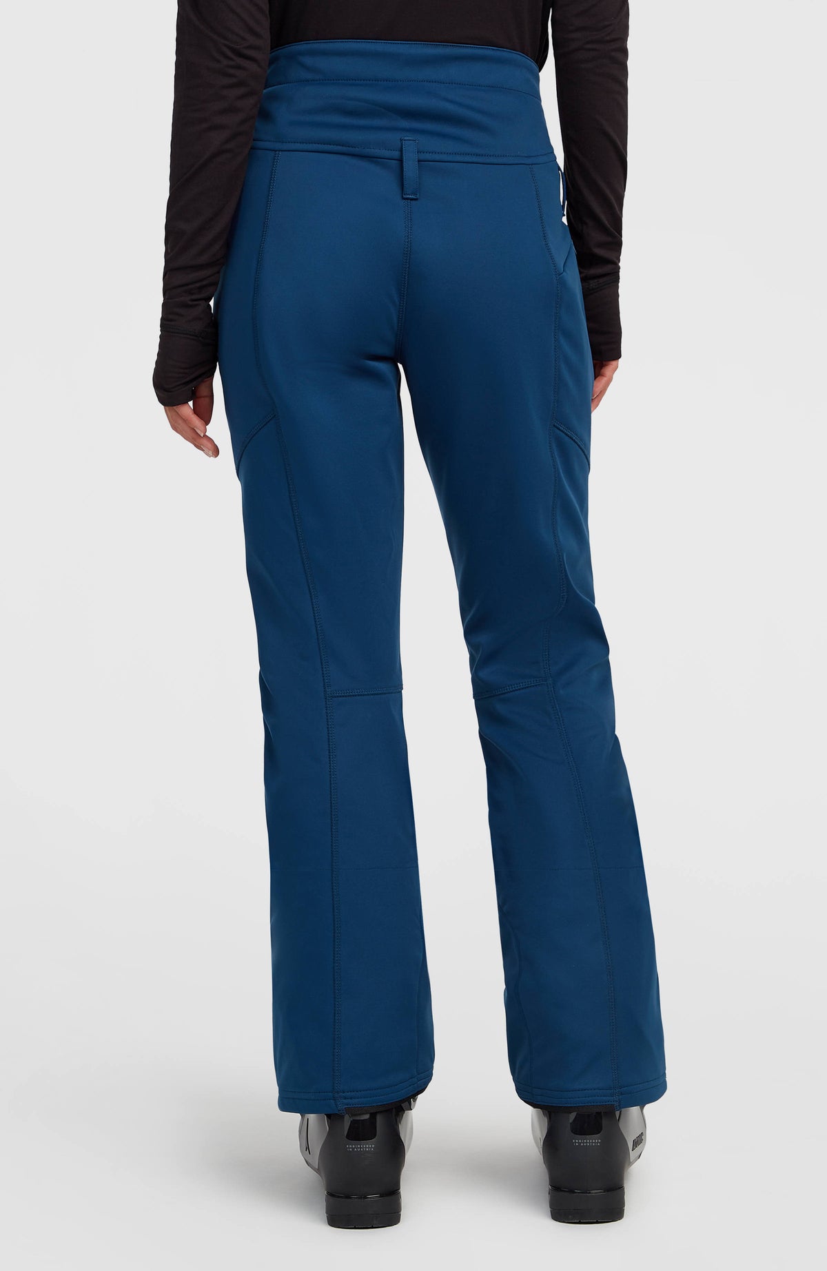 FWC'Cruz Softshell-Skihose für Damen, blau, Rückansicht am Model mit Gürtelschlaufe am Bund