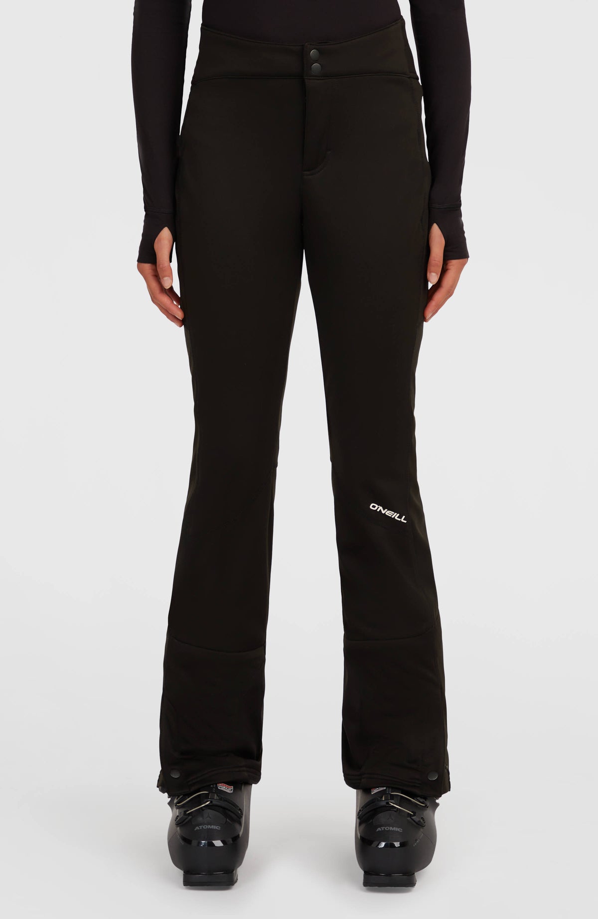 O'Neill FWC'Cruz Softshell-Skihose für Damen in Schwarz, Vorderansicht am Model