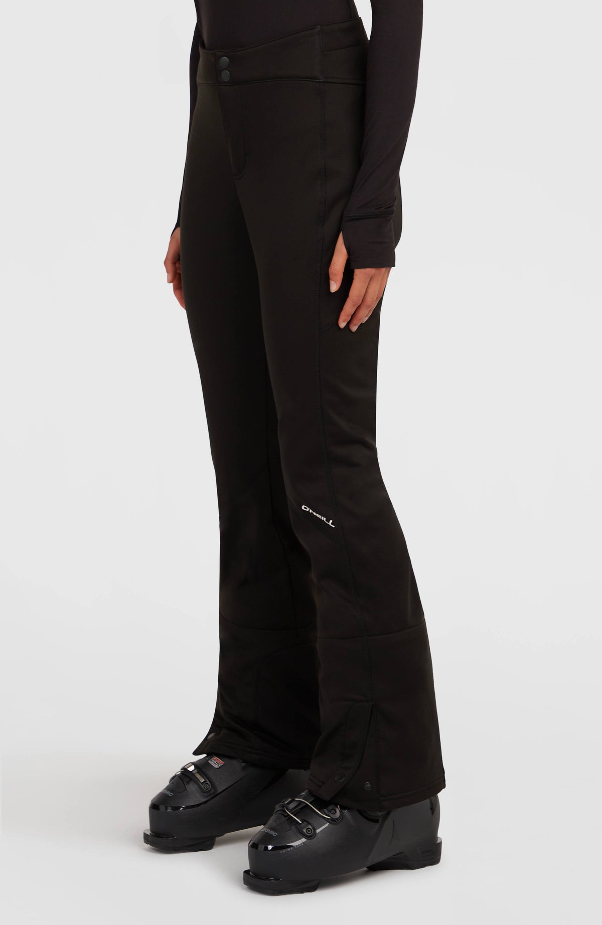 FWC'Cruz Softshell-Skihose in Schwarz, seitliche Ansicht am Model mit Logo-Schriftzug