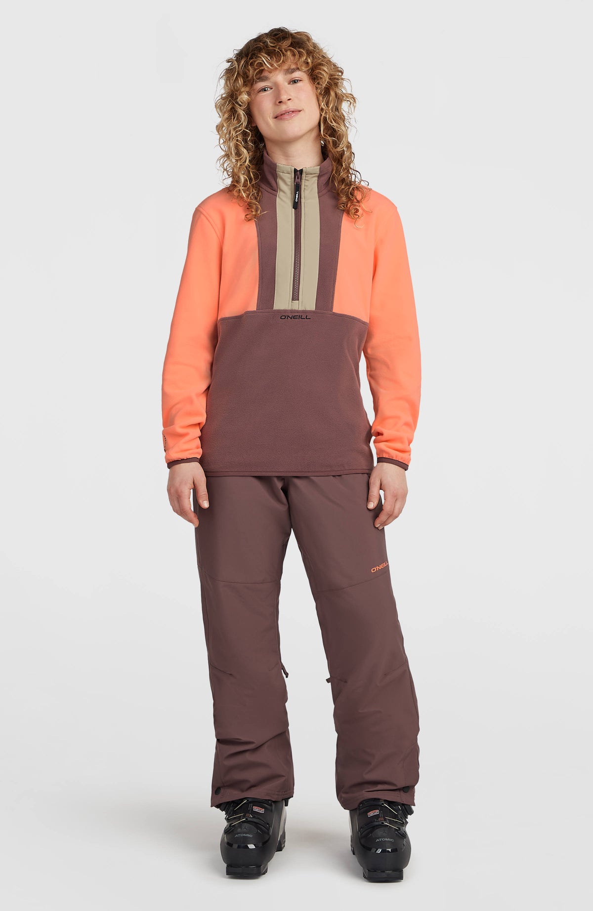 FWC'Cruz Regular Skihose für Damen, lila, getragen am Model mit Fleecepullover, Ganzkörperansicht von vorne