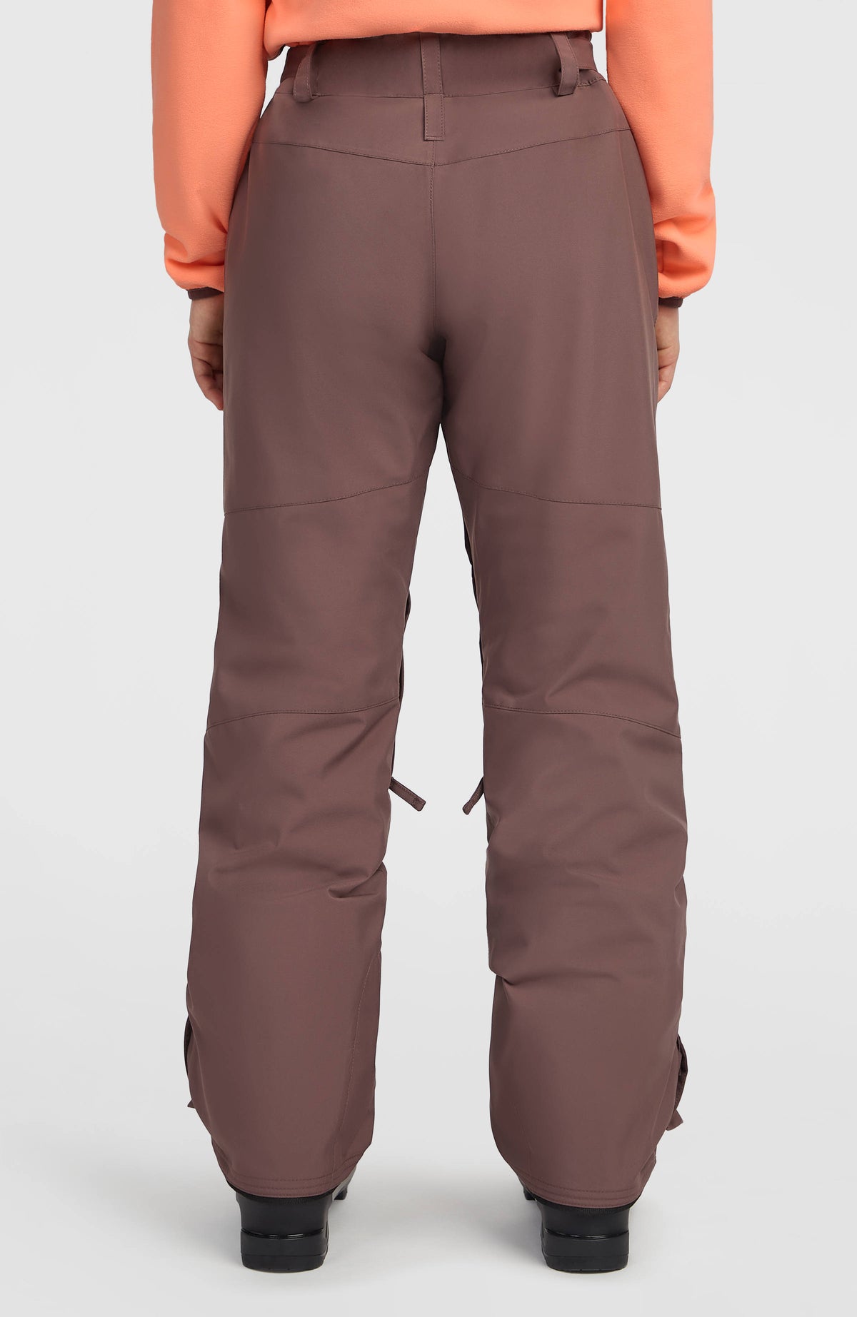 FWC'Cruz Regular Skihose für Damen, lila, Rückansicht getragen am Model mit Gürtelschlaufen und Ziernähten