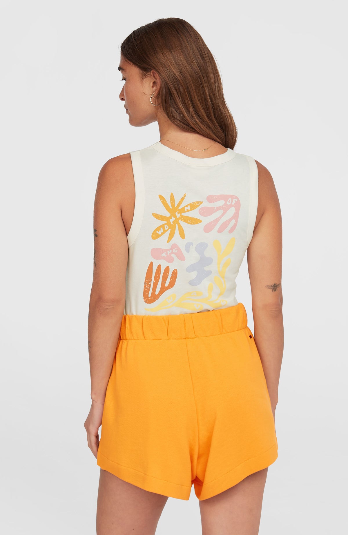 Women of the Wave Sweatshorts für Damen, orange mit Logo-Print in Weiß, Rückansicht am Model