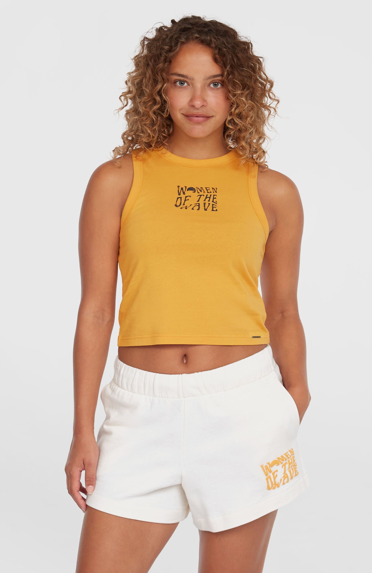 O'Neill Women of the Wave Sweatshorts für Damen, beige mit Logo-Print in Gelb, Vorderansicht am Model