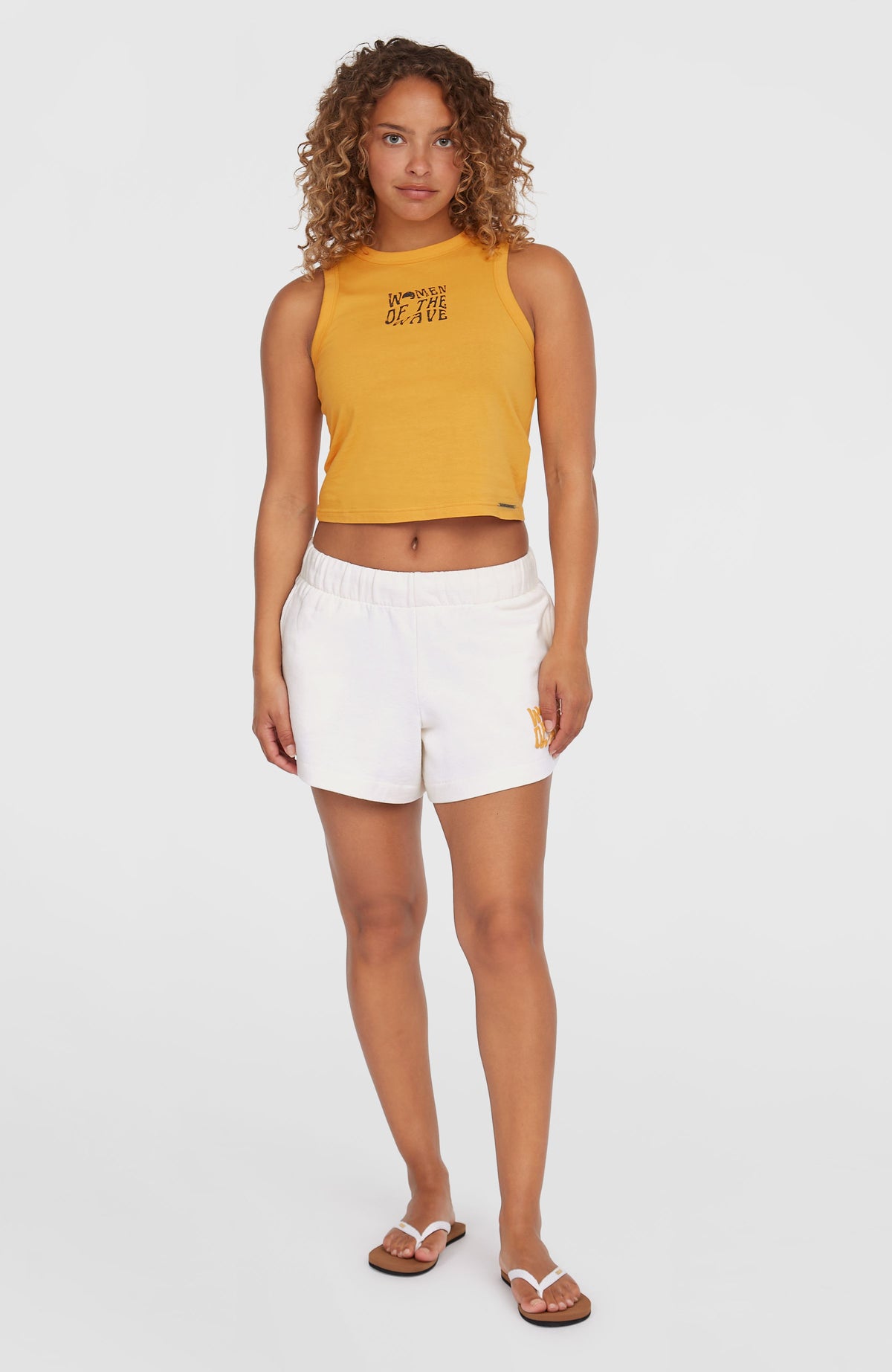 Women of the Wave Sweatshorts für Damen, beige, Vorderansicht in voller Länge am Model
