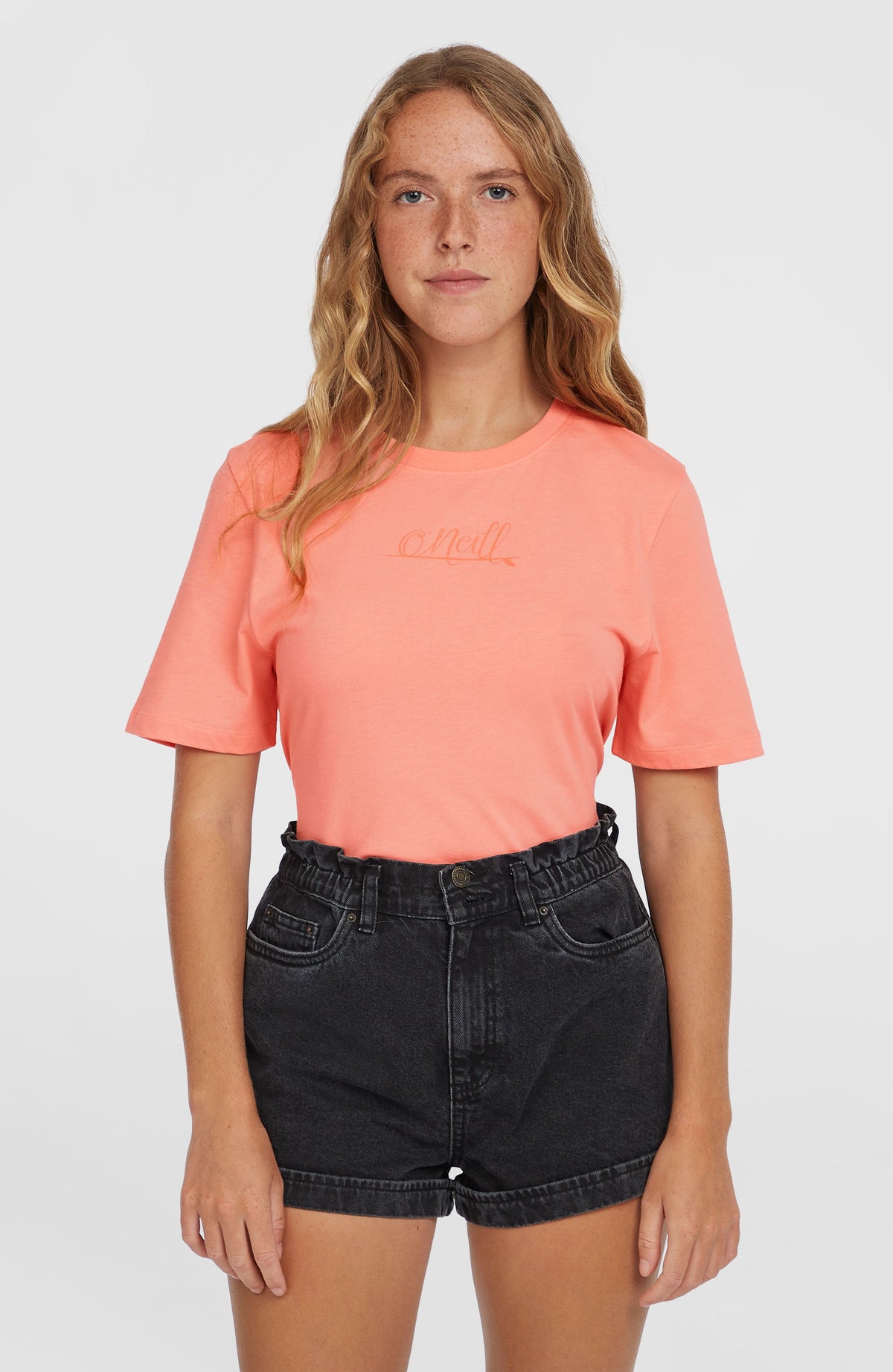 O'Neill Tasia Paperbag Shorts für Damen, schwarz, getragen am Model, Vorderansicht mit gerafftem Bund