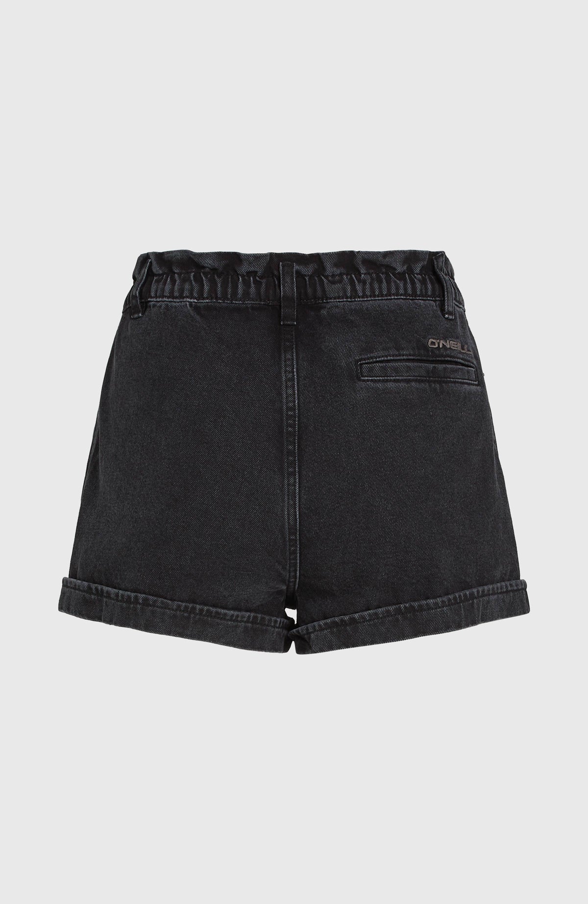 Tasia Paperbag Shorts für Damen, schwarz, freigestellt von hinten, elastischer Bund und Gesäßtasche mit Logo
