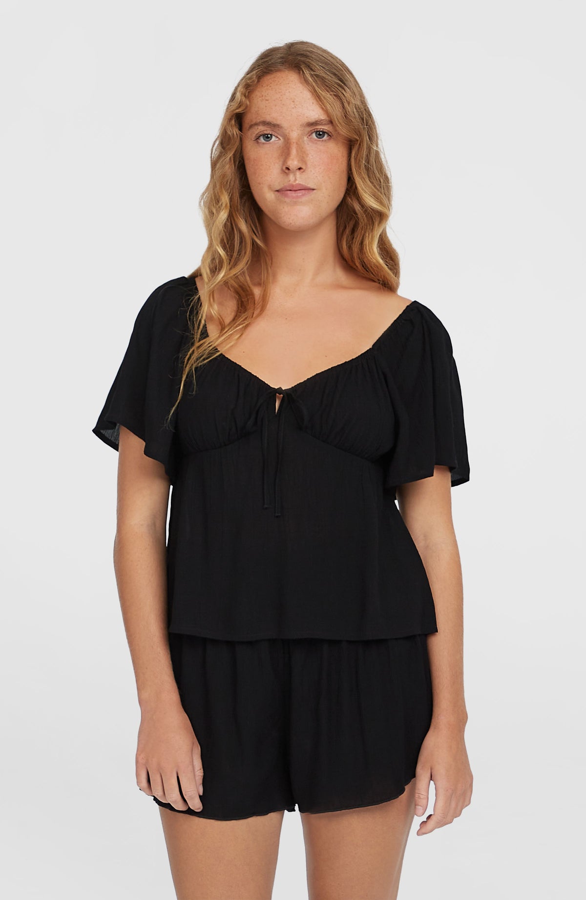 O'Neill Johnny Smocked Waist Shorts für Damen, schwarz, Vorderansicht am Model