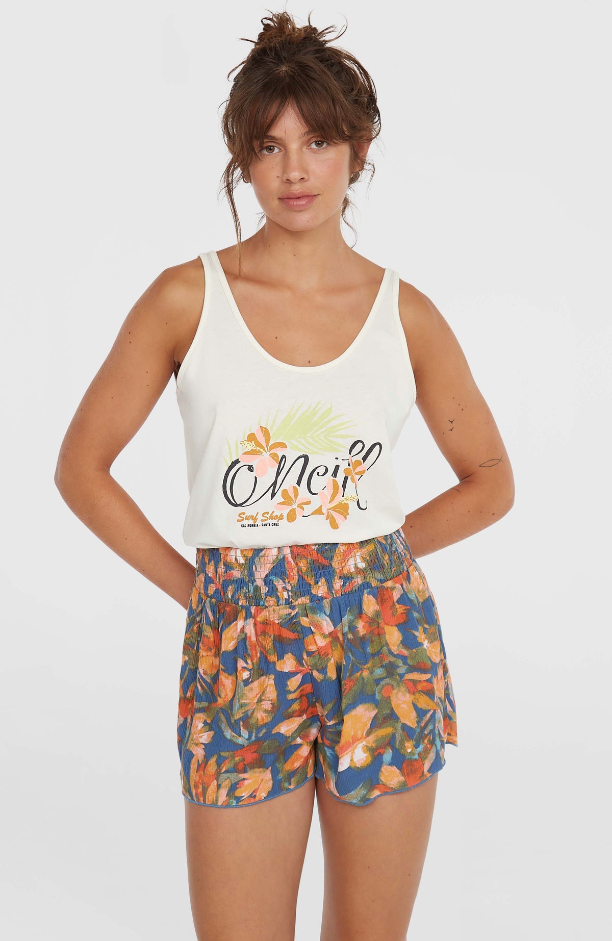 O'Neill Johnny Smocked Waist Shorts für Damen, blau mit Blumenmuster in Orange, Vorderansicht am Model
