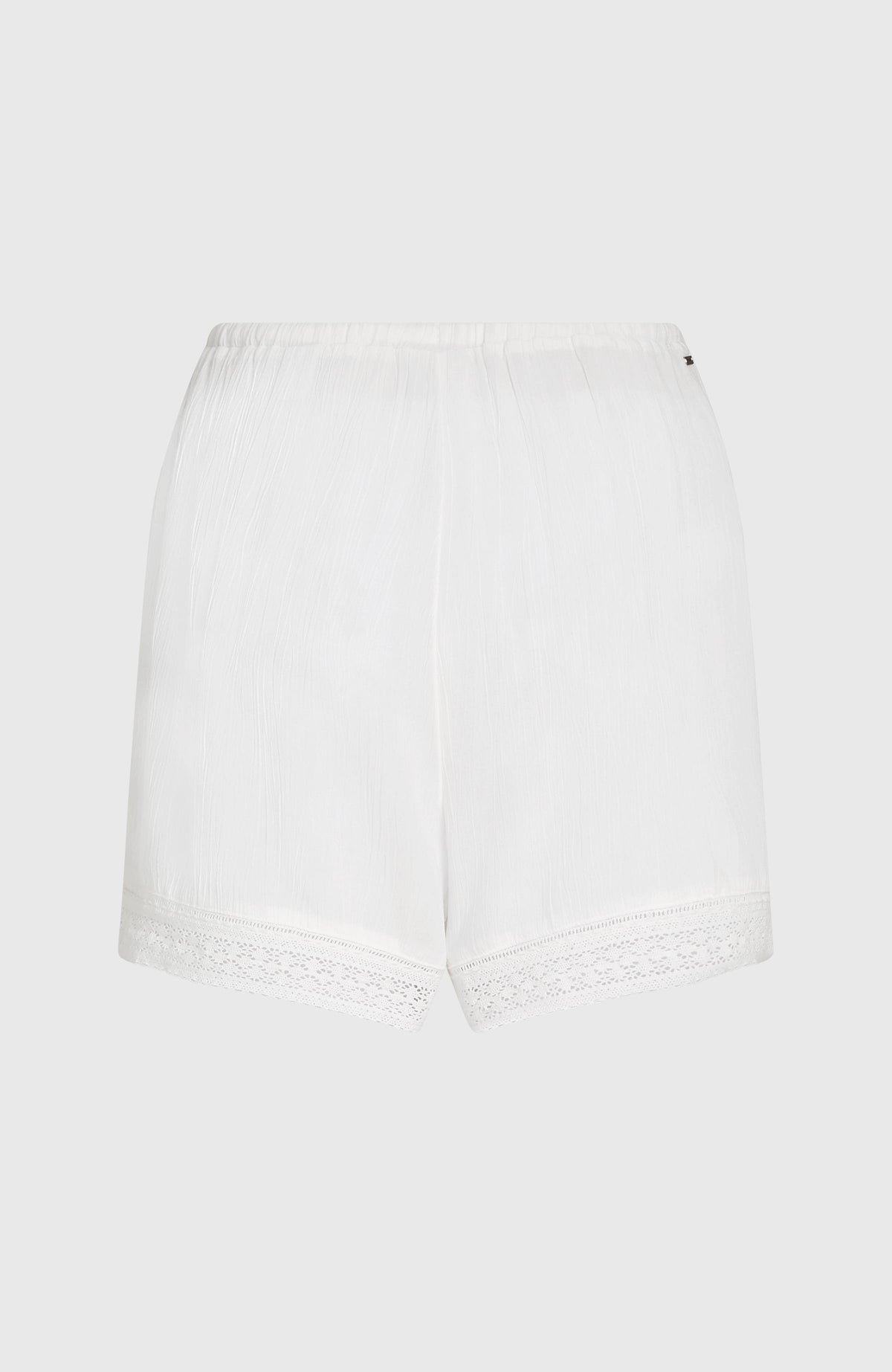 Essentials Shorts mit Stickerei für Damen, weiß, freigestellt von hinten, Saum mit Stickerei
