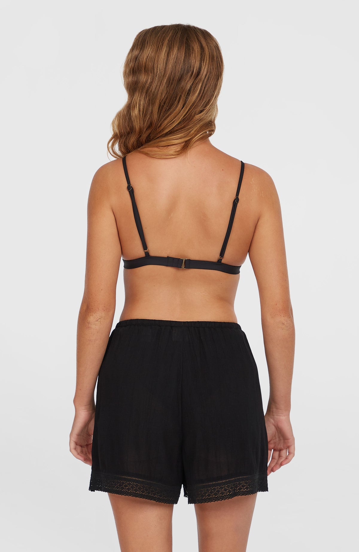 Essentials Shorts mit Stickerei für Damen, schwarz, Rückansicht am Model mit elastischem Bund und Spitzenborte