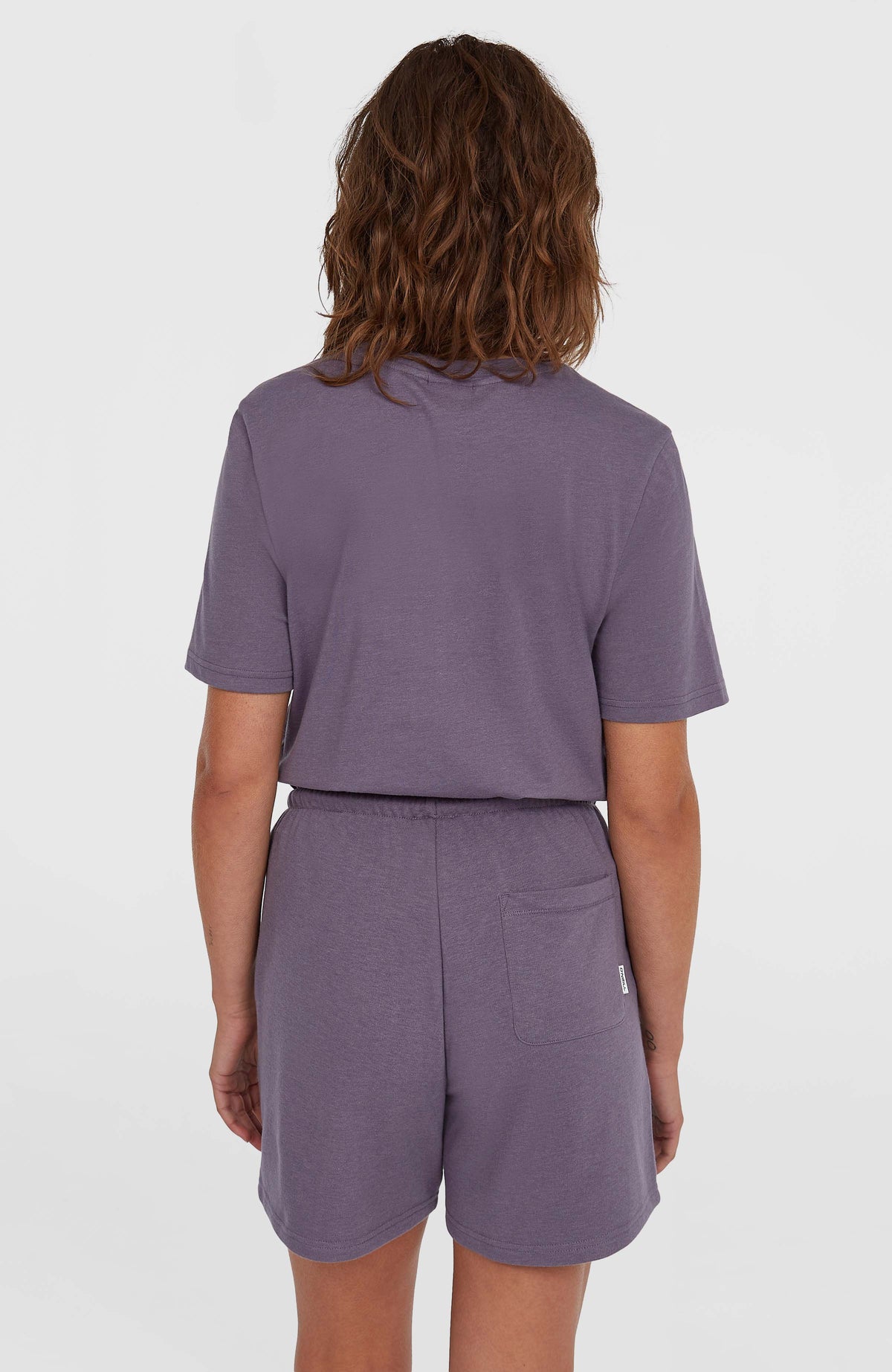 Essentials O'Neill Script Sweatshorts für Damen, lila, Rückansicht, getragen am Model mit Gesäßtasche