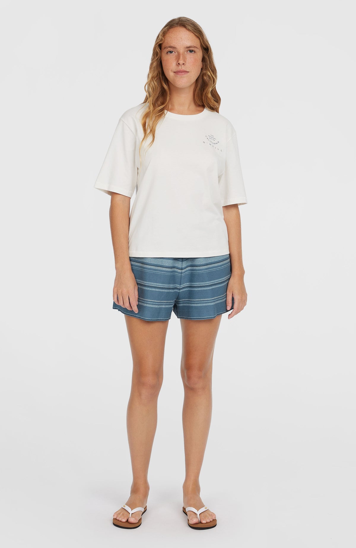 Bavaro Shorts für Damen, blau mit Streifenmuster in Hellblau, Ganzkörperansicht von vorne am Model
