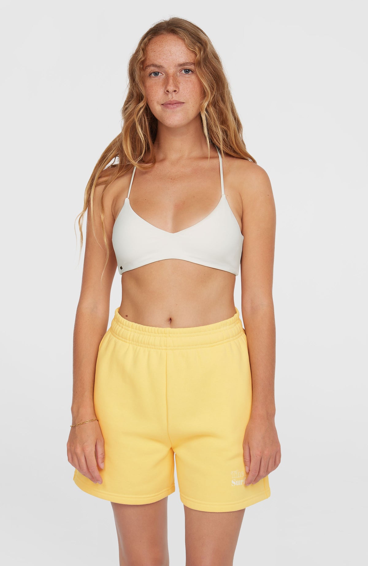O'Neill Future Surf Society Shorts für Damen, gelb mit Logo-Print in Weiß, Vorderansicht am Model mit elastischem Bund