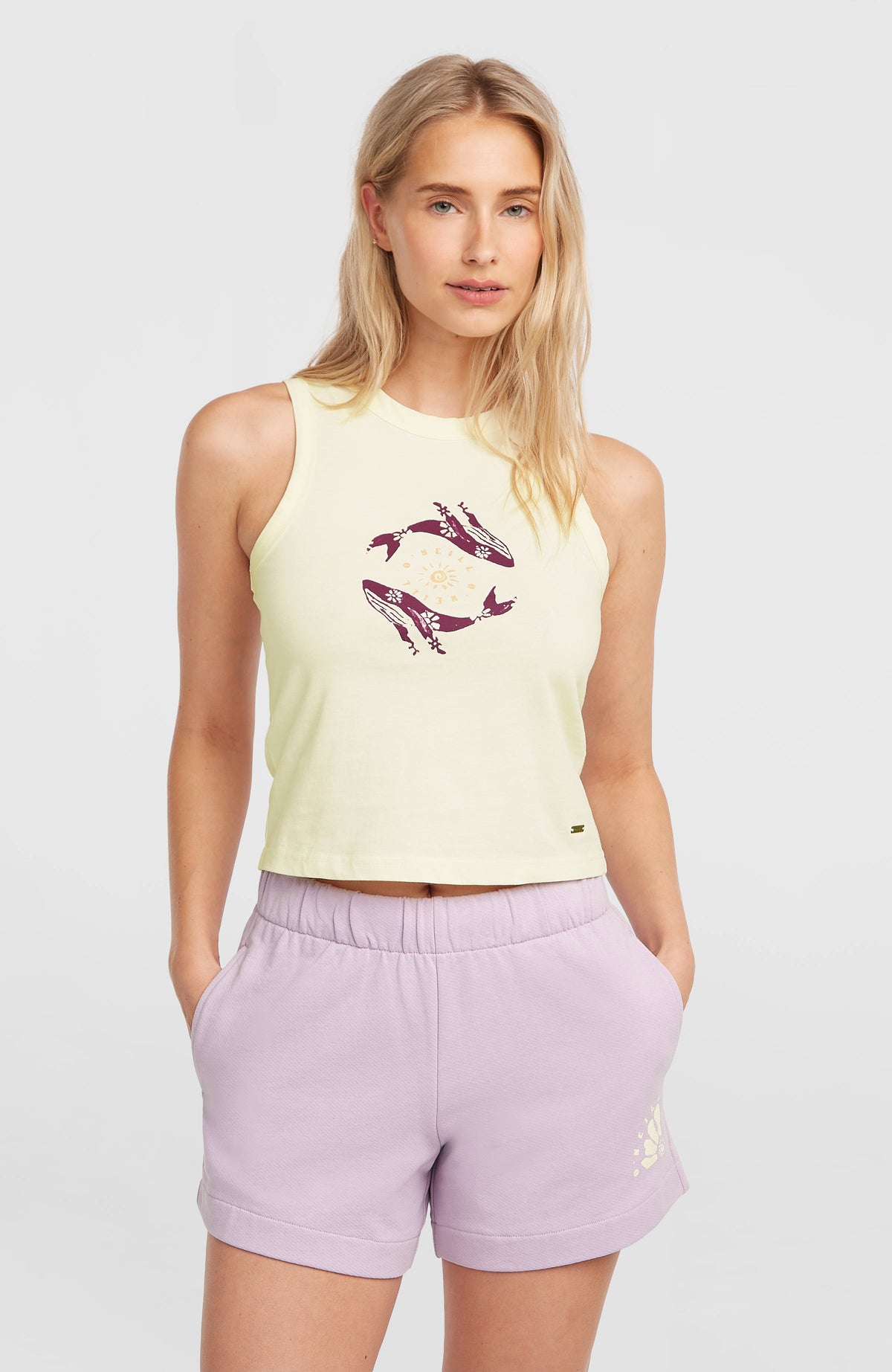 O'Neill Women of the Wave Sweatshorts für Damen, lila mit Grafik-Print in Gelb, Vorderansicht am Model