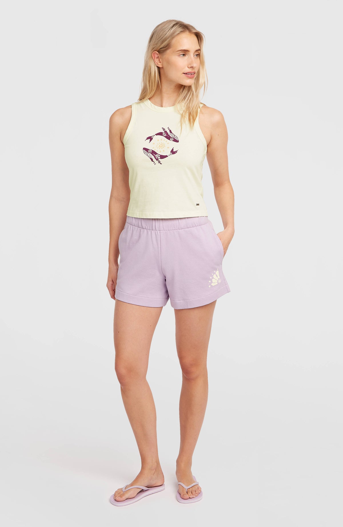 Lila Women of the Wave Sweatshorts für Damen, getragen am Model, Ganzkörper-Vorderansicht