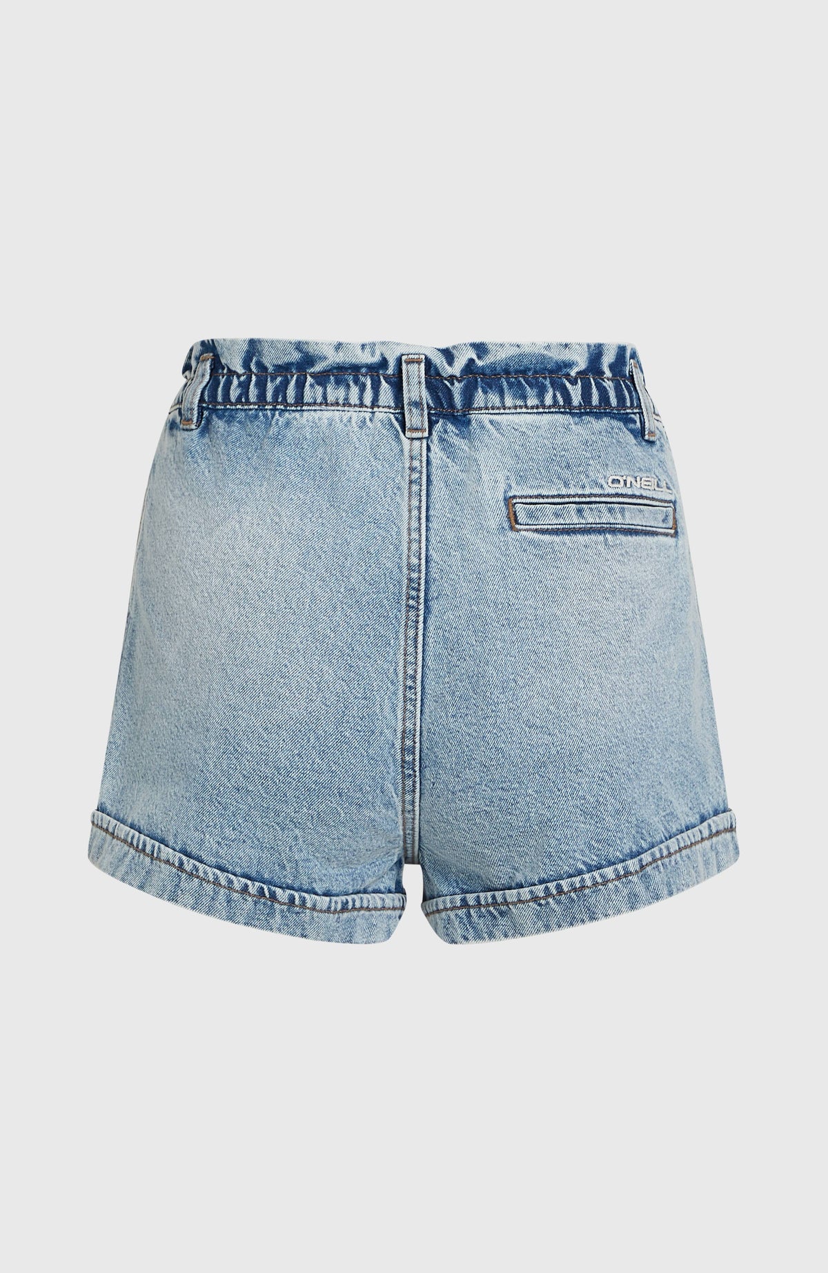 Blaue Tasia Jeansshorts für Damen, freigestellt von hinten mit Paspeltasche