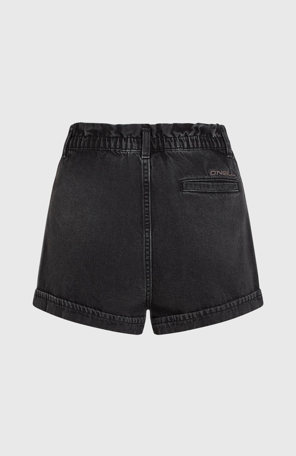 Schwarze Tasia Jeansshorts für Damen, freigestellt von hinten mit Gesäßtasche und elastischem Bund