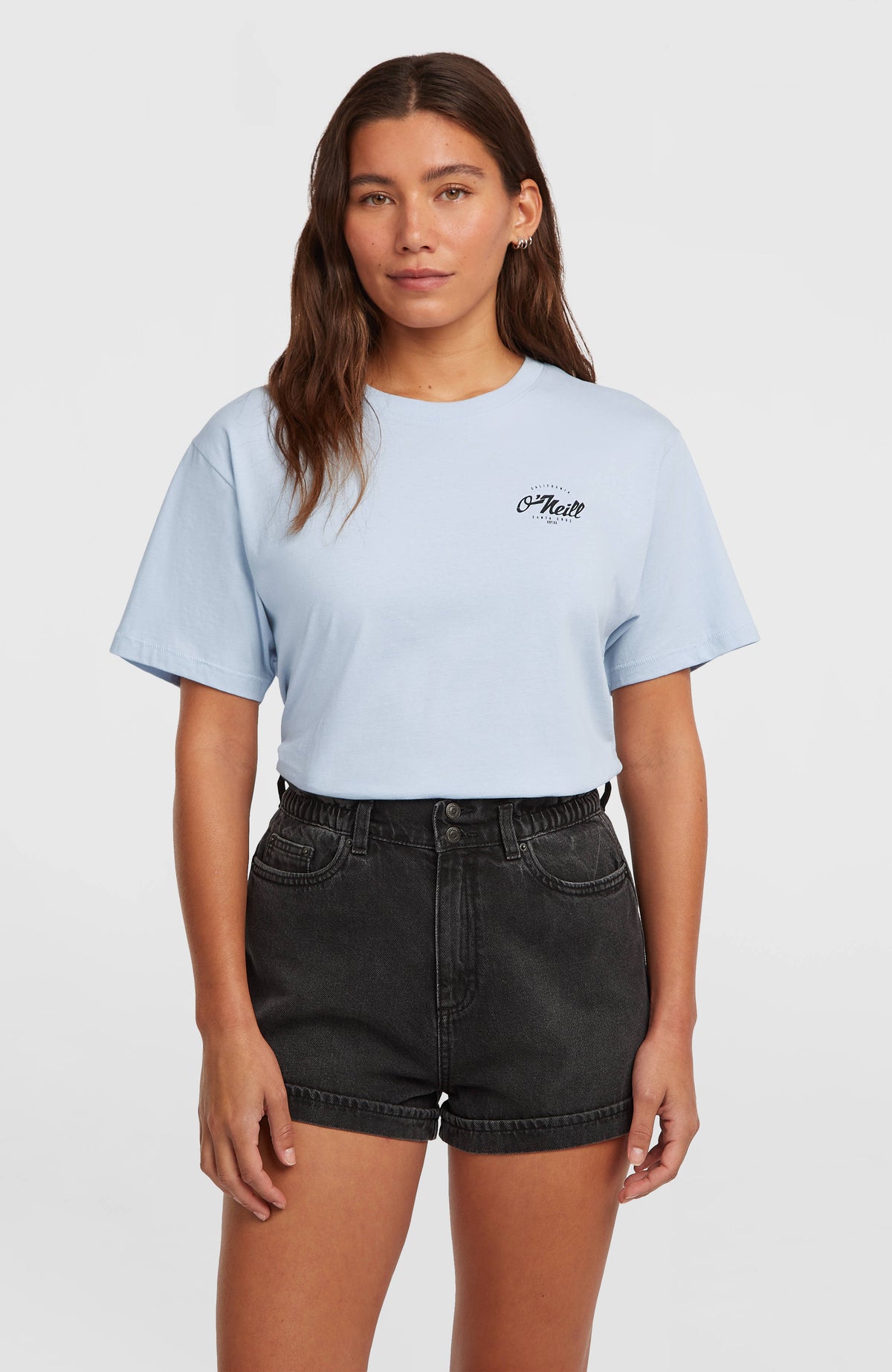 O'Neill Tasia Jeansshorts für Damen, schwarz, Vorderansicht am Model mit elastischem Bund und gekrempeltem Saum