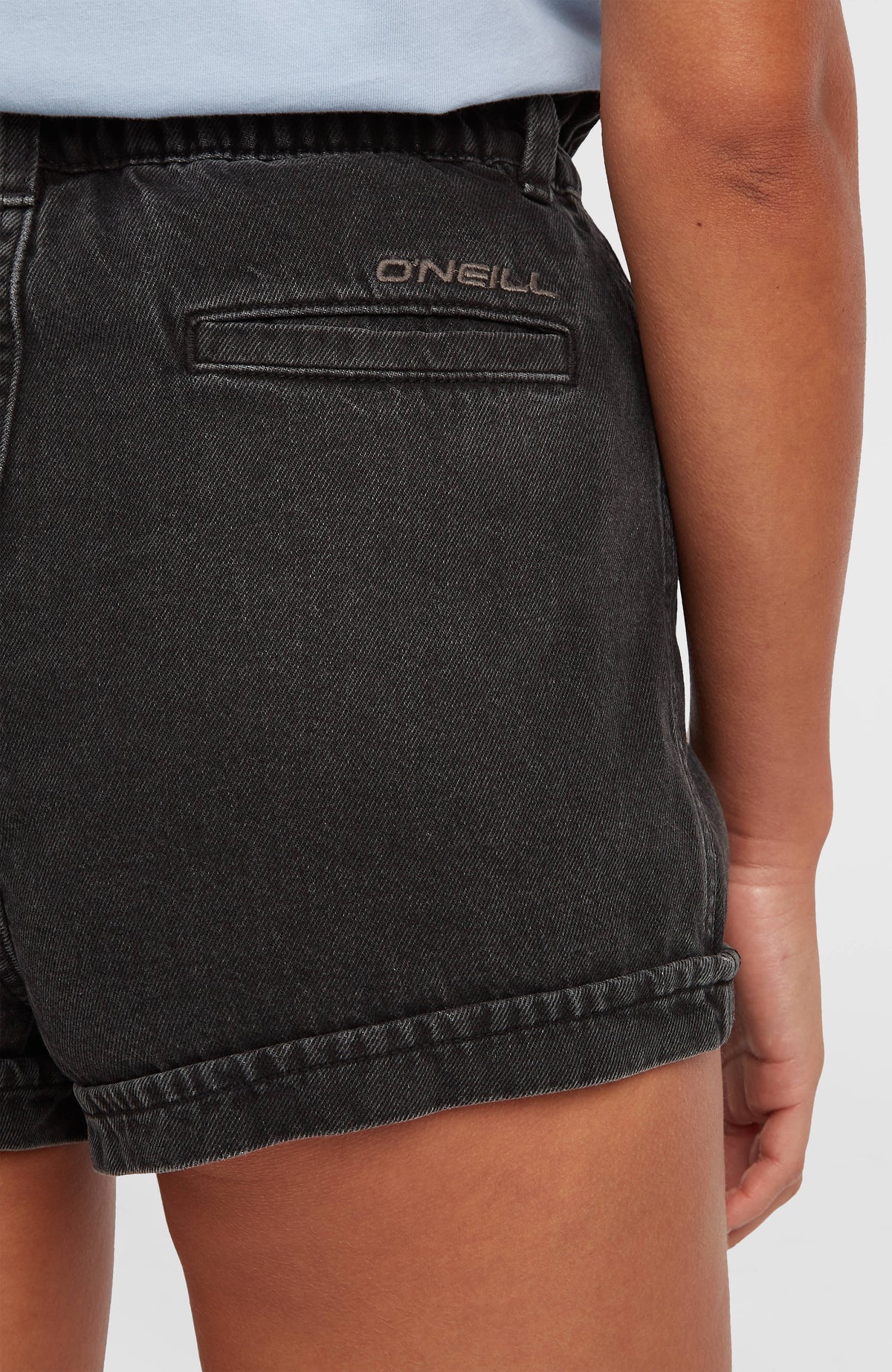 Nahaufnahme der Gesäßtasche mit Logo-Stickerei an der schwarzen Tasia Jeansshorts für Damen am Model