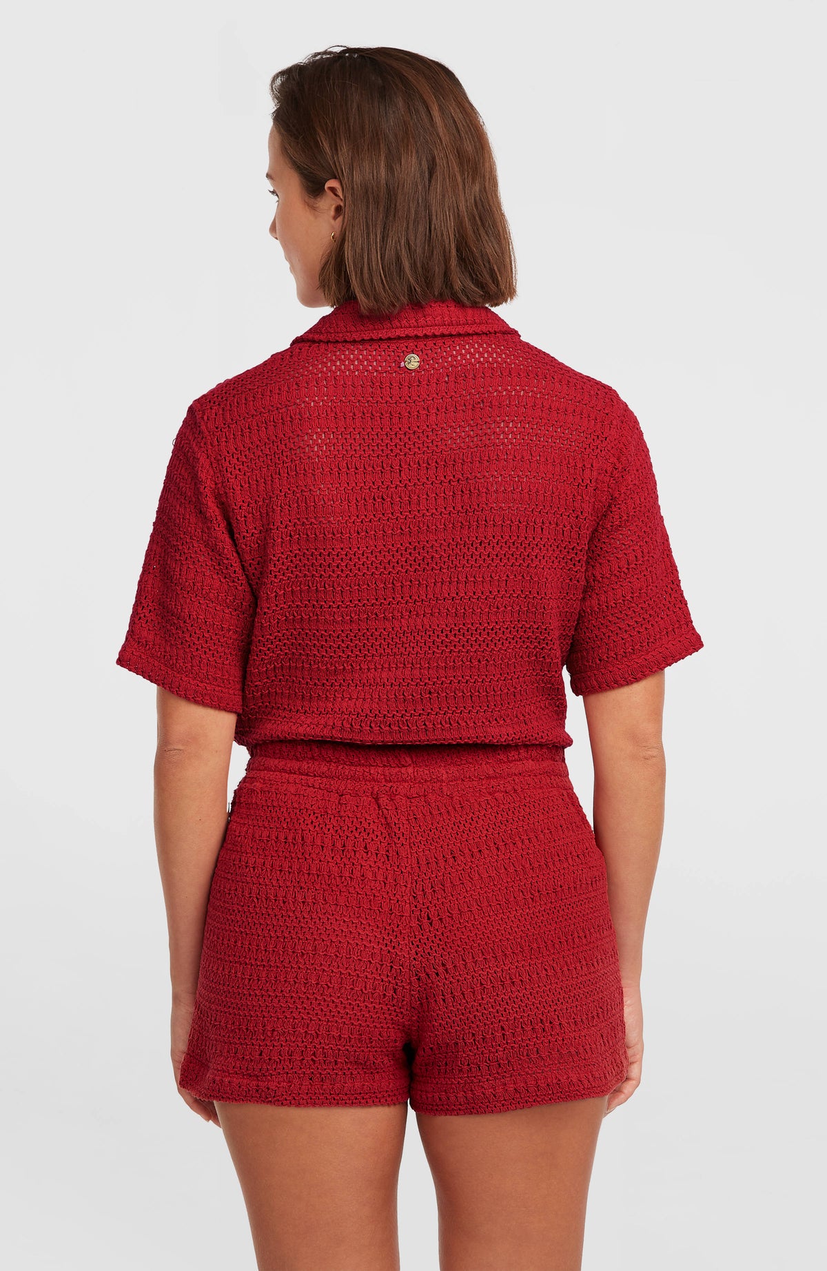 O'Riginals Häkelshorts für Damen, rot, Rückansicht getragen am Model mit elastischem Bund