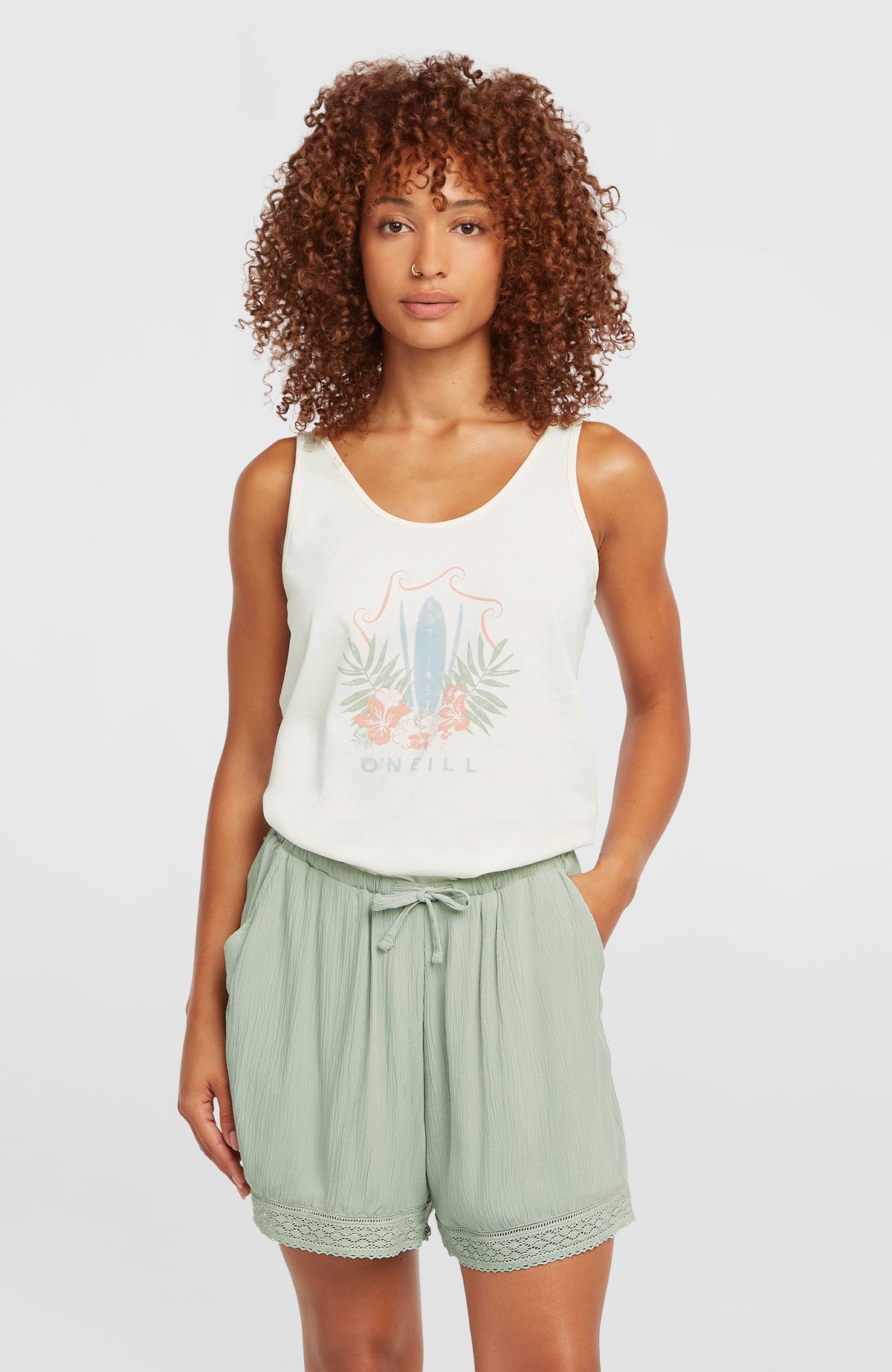 O'Neill Essentials Tokeena Shorts für Damen, grün, Vorderansicht am Model, elastischer Bund mit Kordelzug