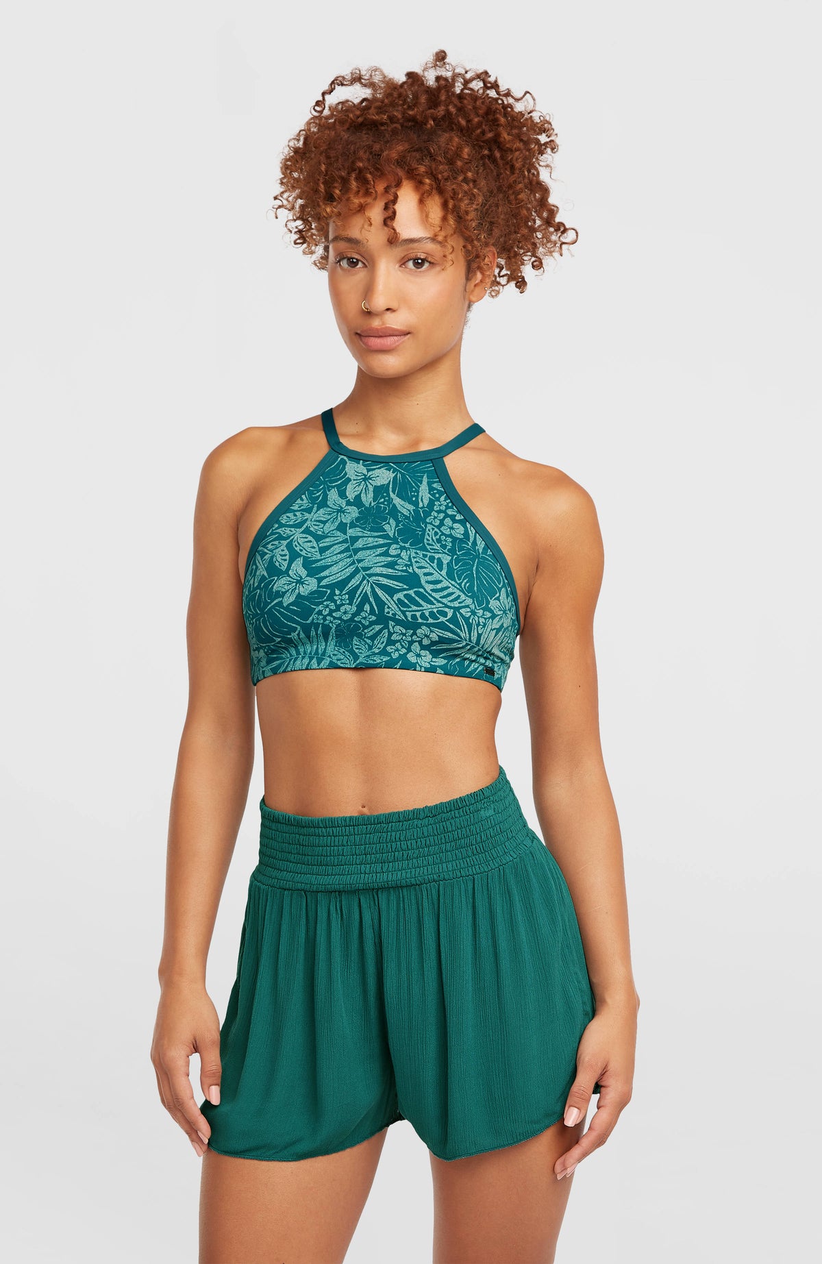 O'Neill Johnny Smocked Waist Shorts für Damen, grün, Vorderansicht, getragen am Model mit gesmoktem Bund
