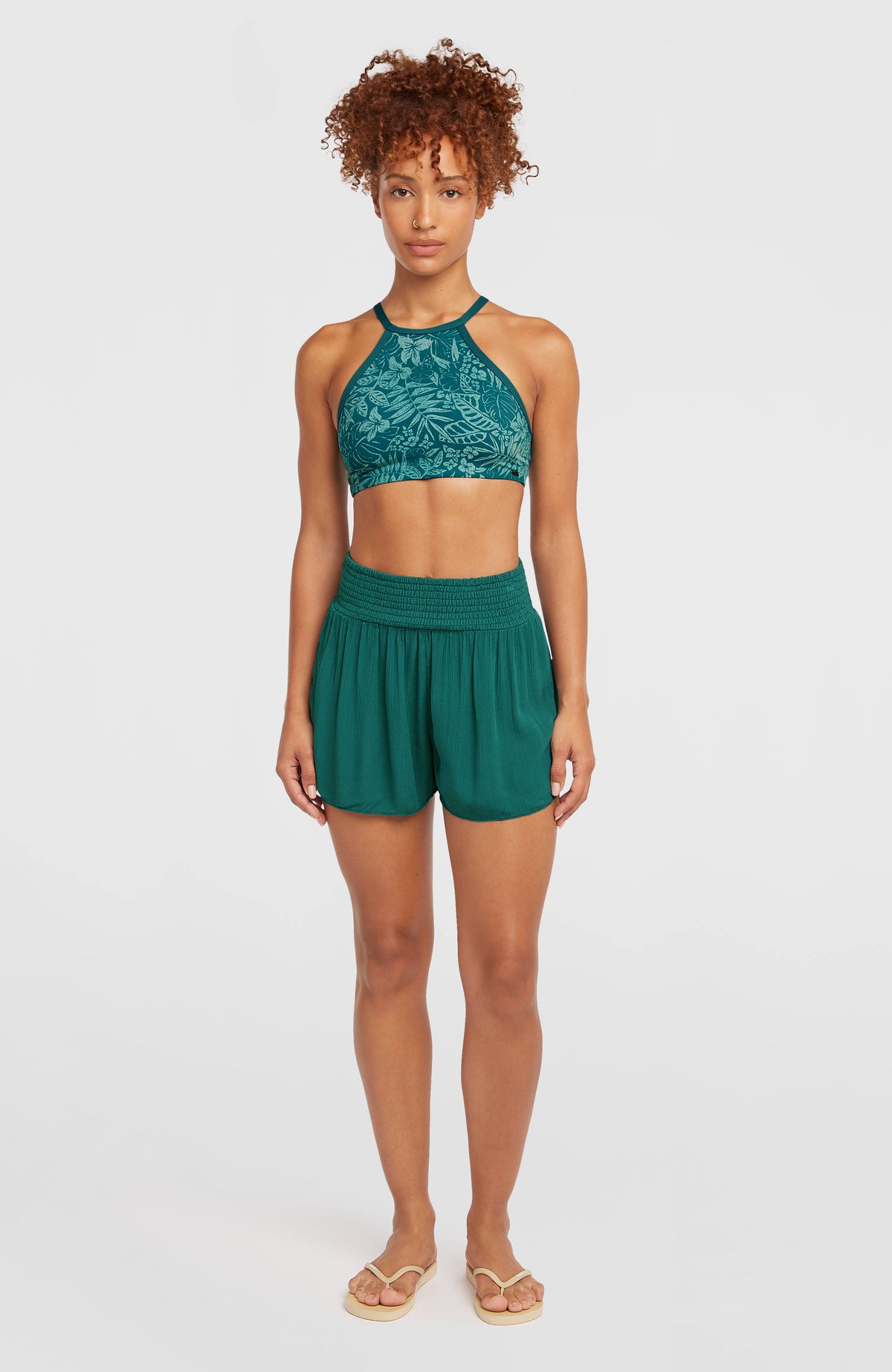 Johnny Smocked Waist Shorts für Damen, grün, Ganzkörperansicht von vorne, getragen am Model