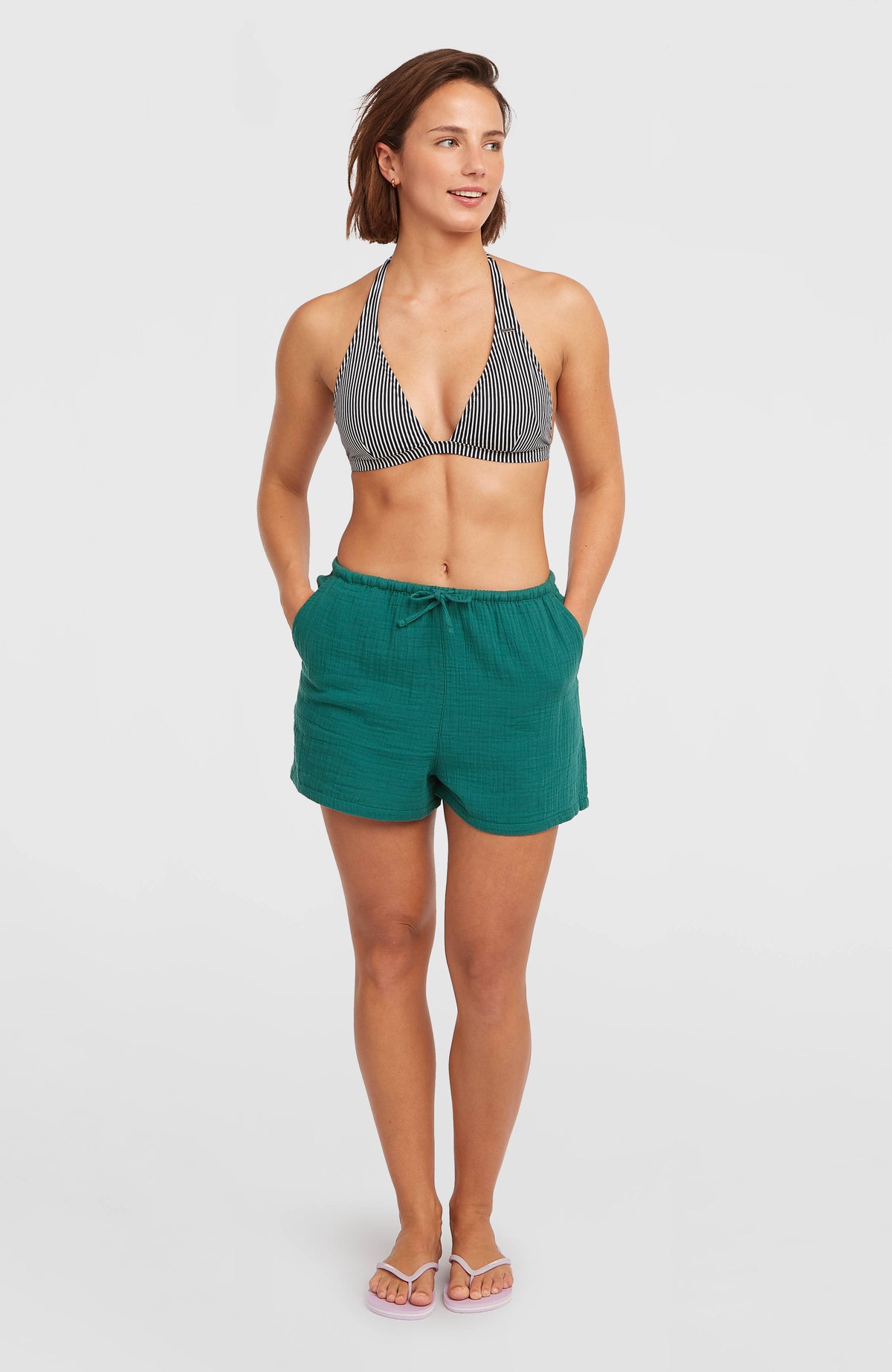 Strukturierte Brenda Shorts für Damen, grün, Ganzkörperansicht von vorne am Model