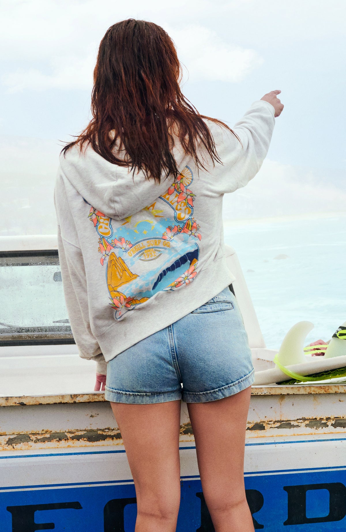 Beach Vintage Kapuzenjacke für Damen, weiß, am Meer getragen, Rückansicht mit großem Grafik-Print