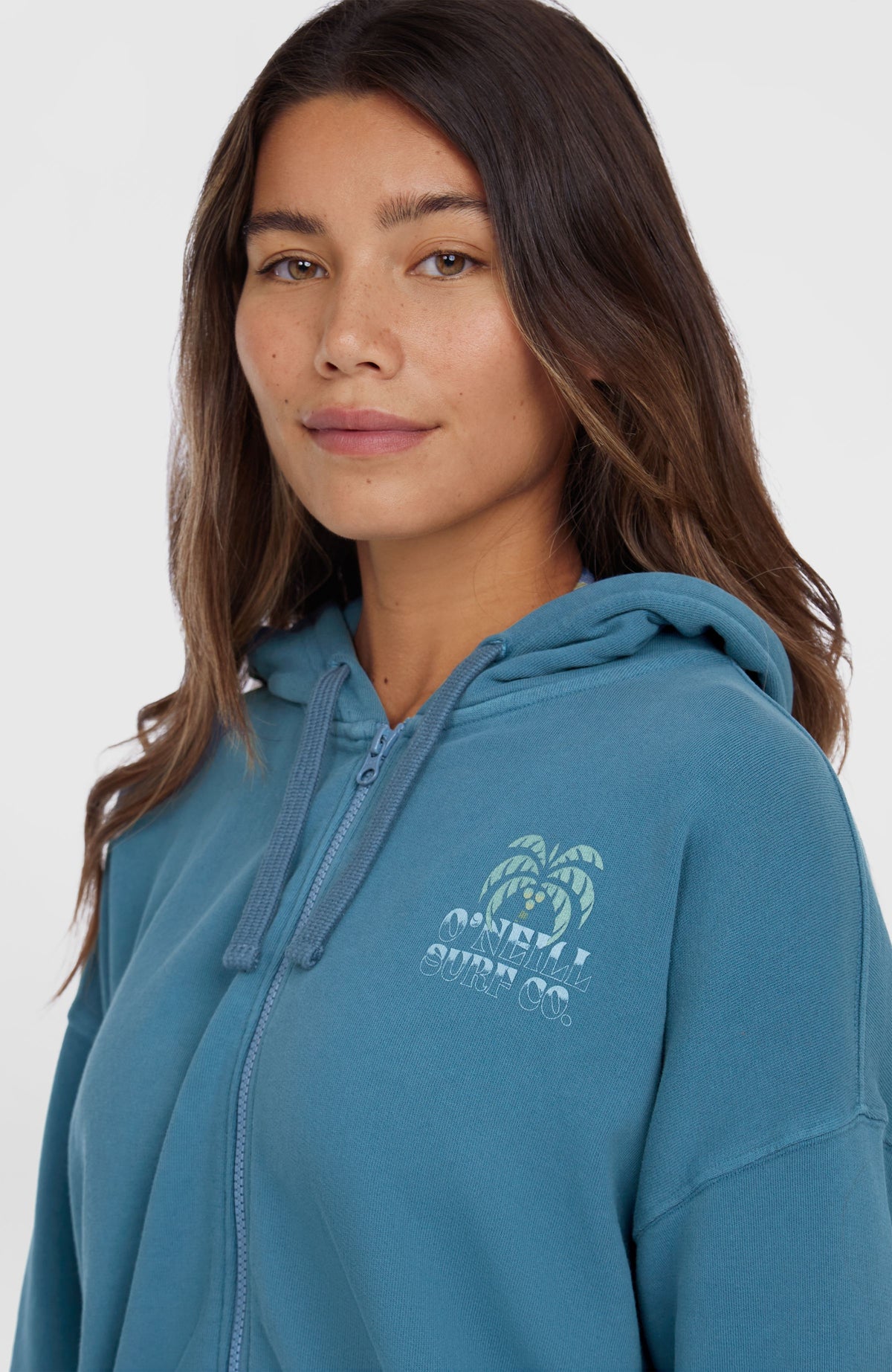 Nahaufnahme des Logo-Prints auf der Brust der blauen Beach Vintage Kapuzenjacke mit Reißverschluss