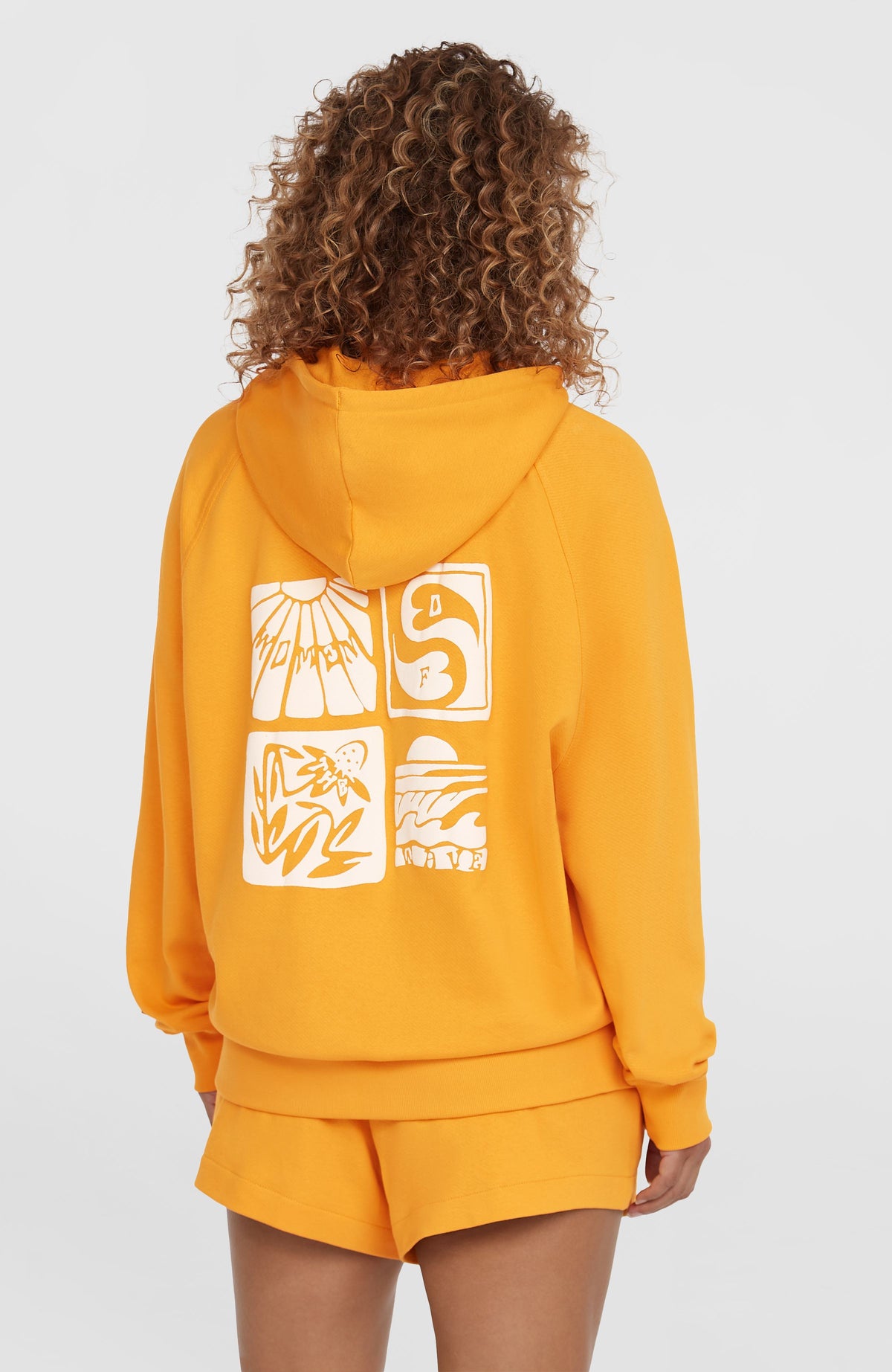Women of the Wave Hoodie für Damen, orange mit Grafik-Print in Weiß, getragen am Model, Rückansicht