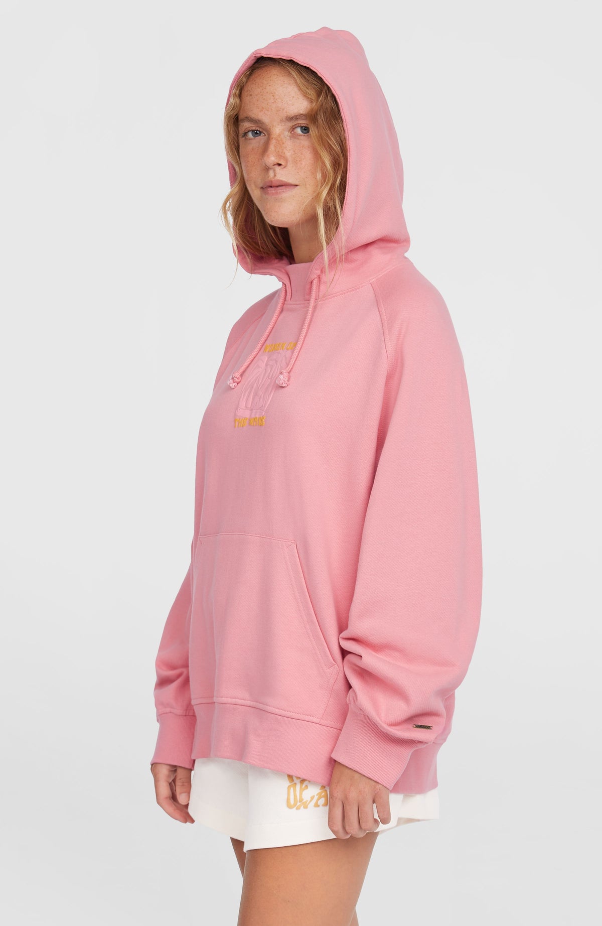 Women of the Wave Hoodie für Damen, pink mit Grafik-Print in Gelb, Halbprofilansicht mit aufgesetzter Kapuze