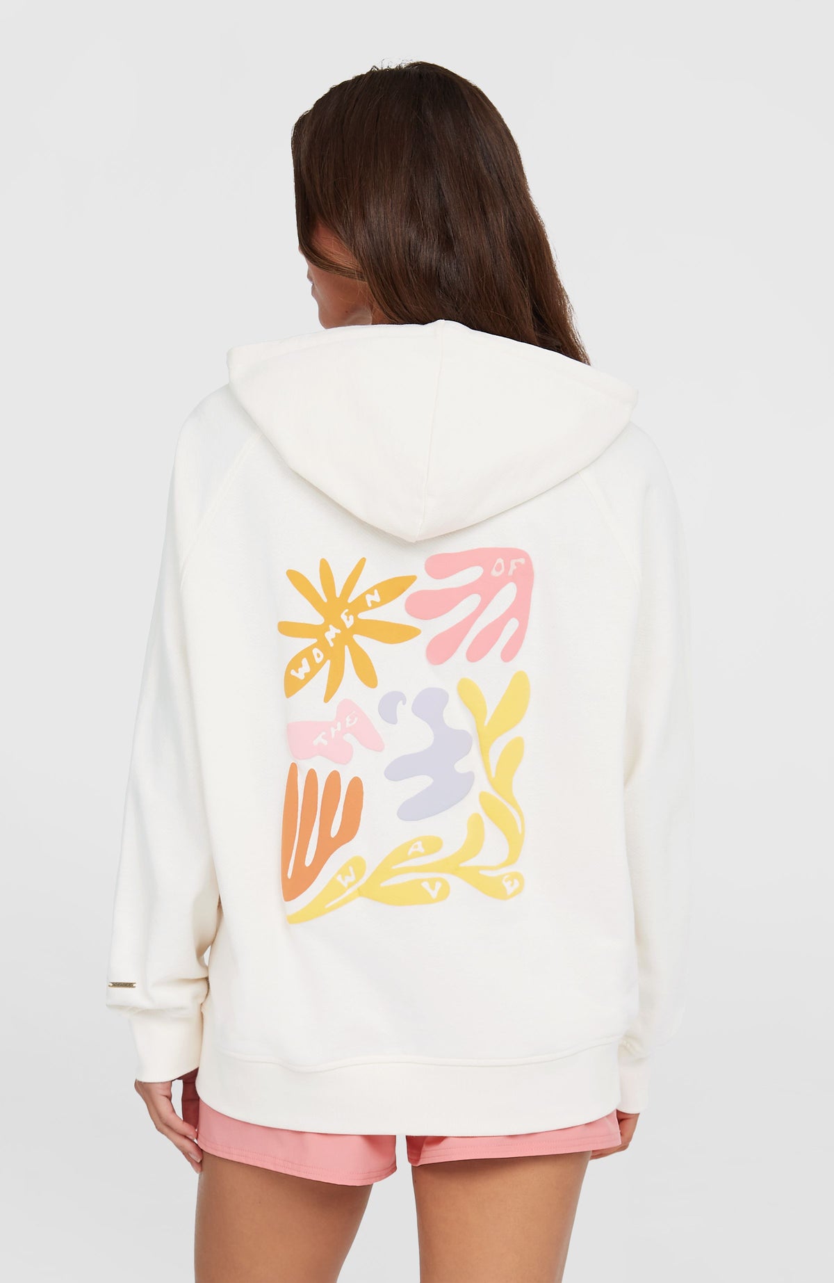 Women of the Wave Hoodie für Damen, beige, Rückansicht am Model mit großem Grafik-Print und Kapuze