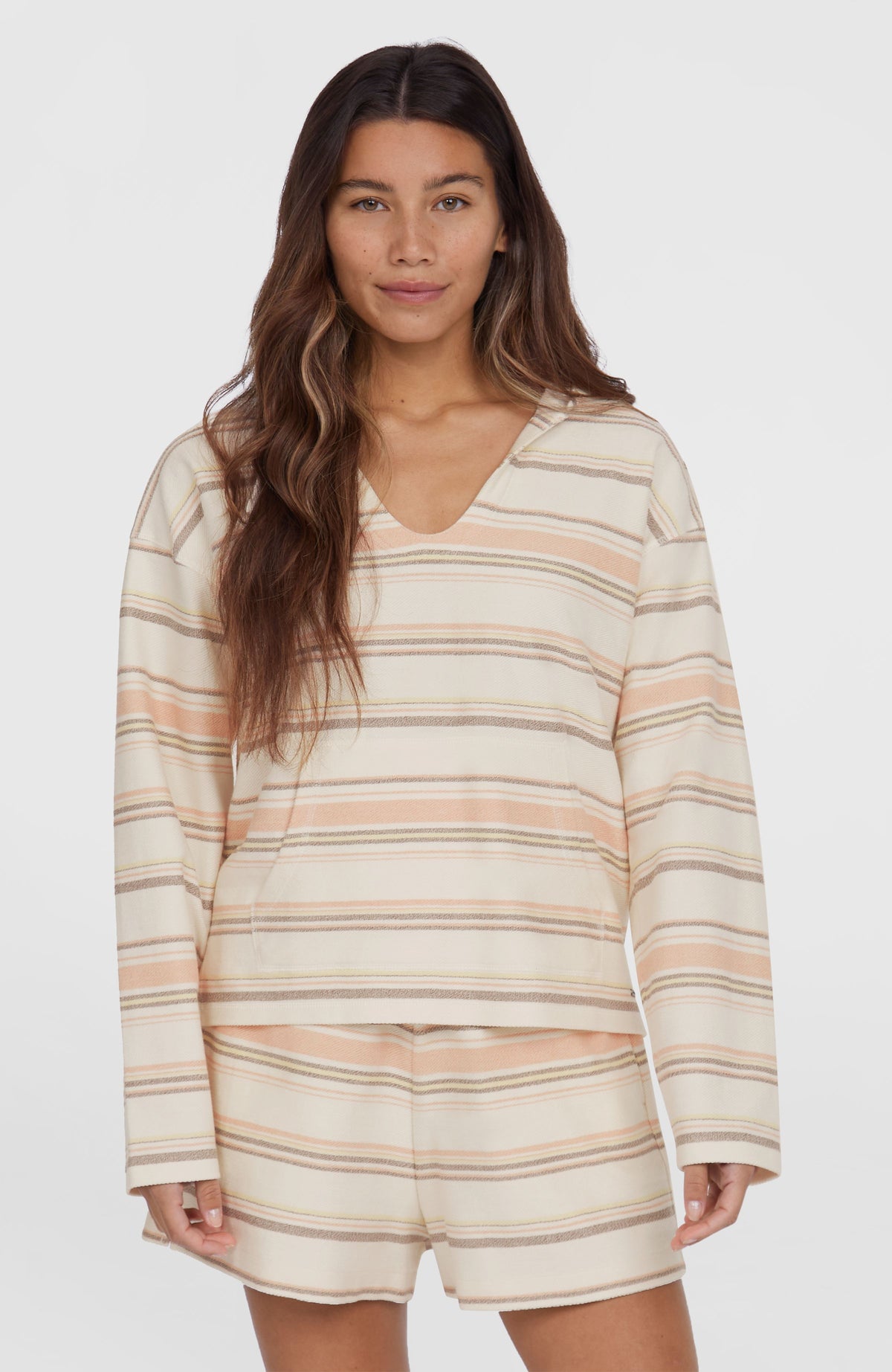 O'Neill Bavaro Hoodie für Damen, weiß mit Streifenmuster in Orange und Braun, Vorderansicht getragen am Model