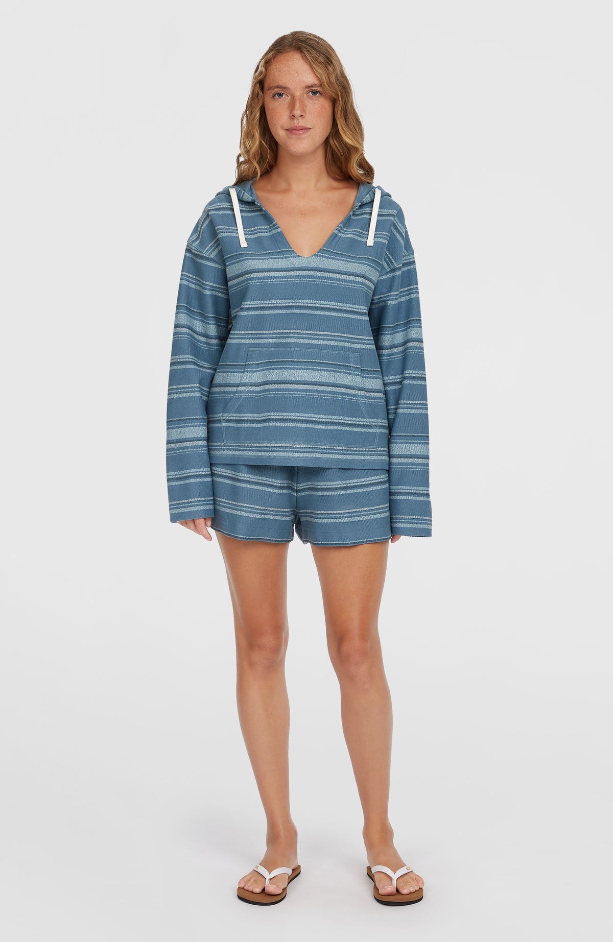 Bavaro Hoodie für Damen, blau mit Streifenmuster in Weiß, Ganzkörperansicht von vorne am Model