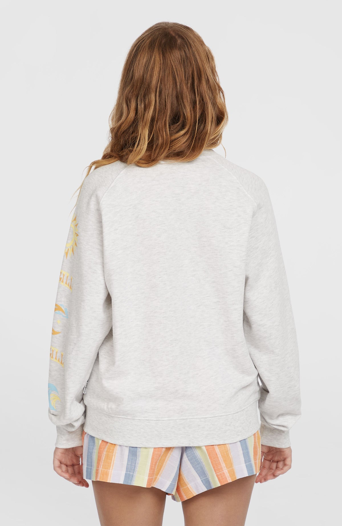 Beach Vintage Crew Sweatshirt für Damen, weiß, getragen am Model, Rückansicht mit Raglannähten und Rippbündchen