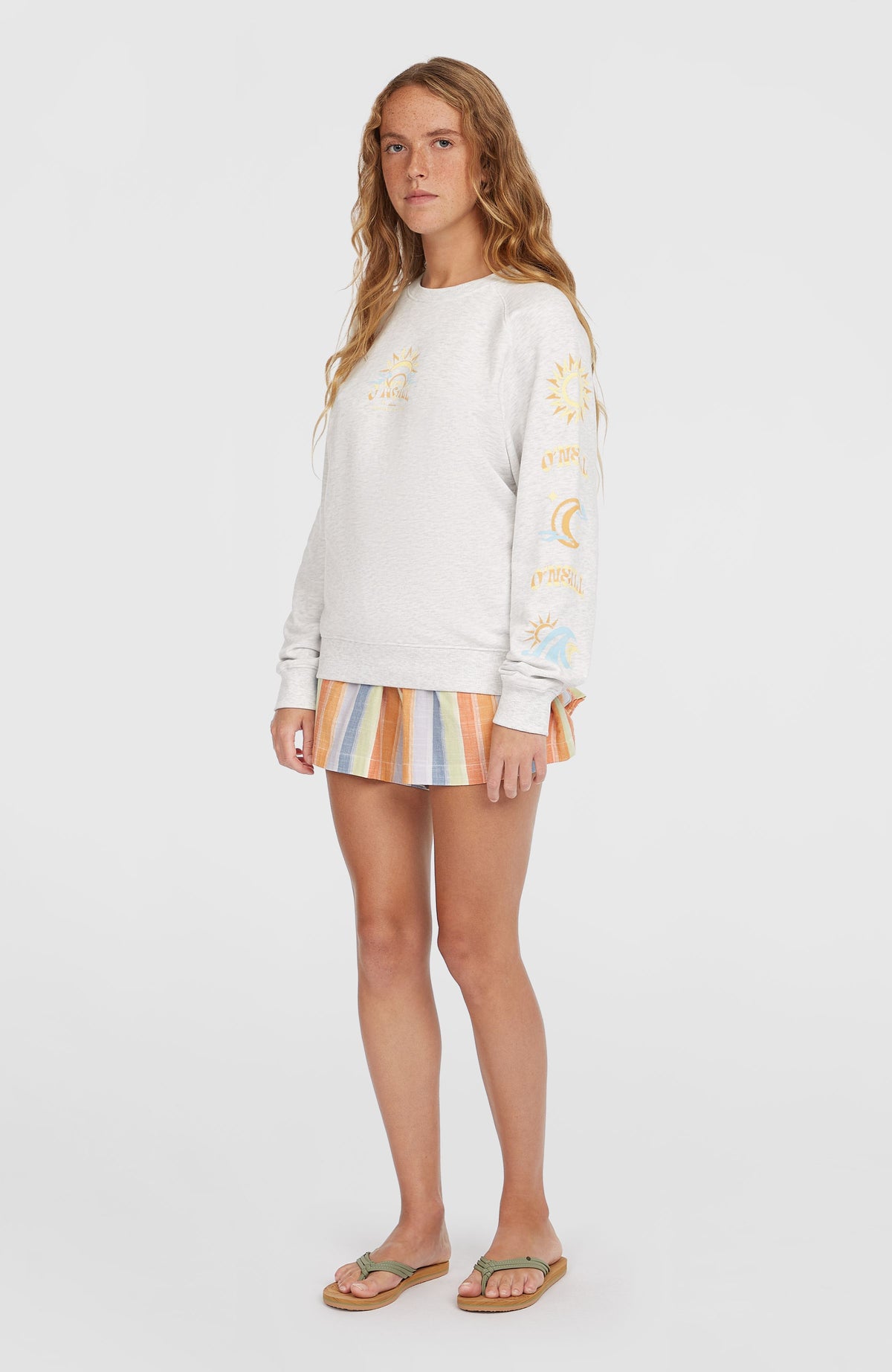 Beach Vintage Crew Sweatshirt für Damen, weiß mit Grafikprint in Gelb, getragen am Model, Ganzkörperansicht