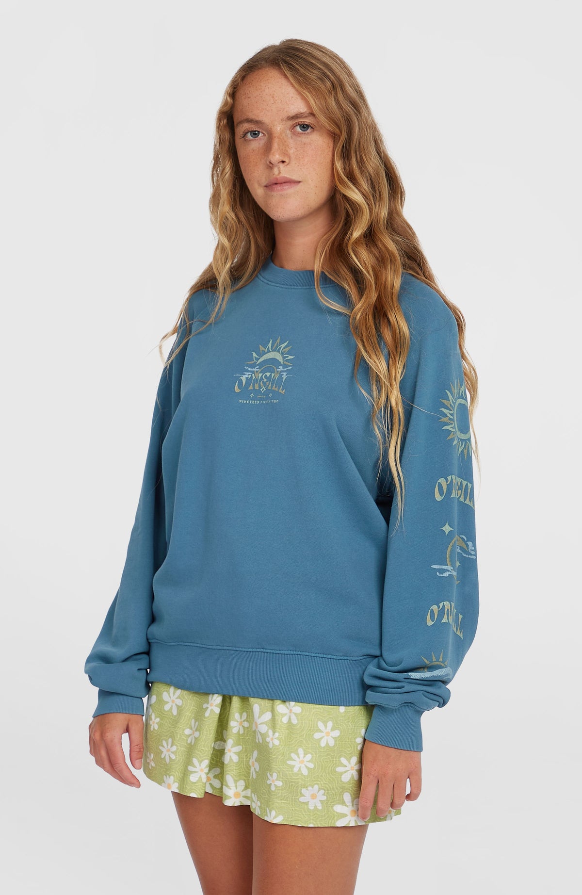 O'Neill Beach Vintage Crew Sweatshirt für Damen, blau mit Logo-Print, Vorderansicht am Model