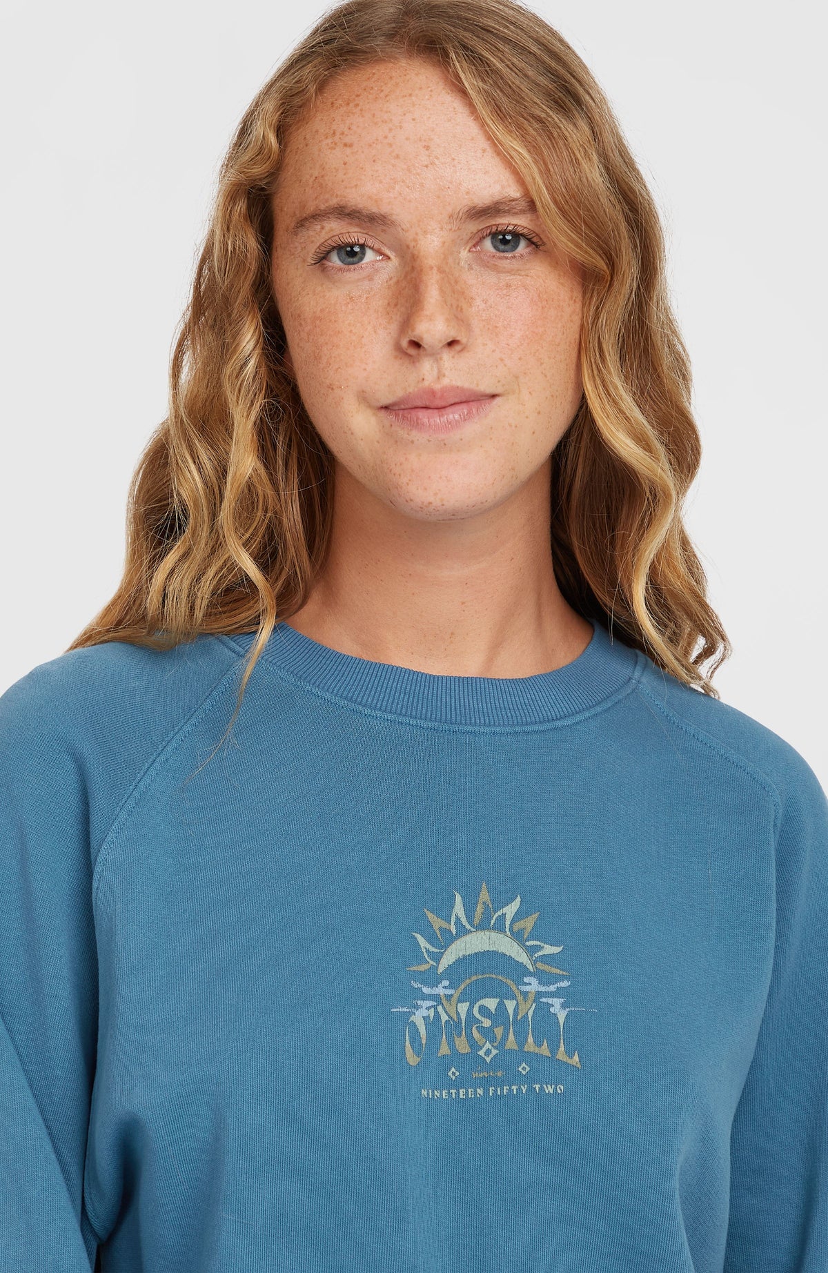 Nahaufnahme von Rundhalsausschnitt und Logo-Print auf dem blauen Beach Vintage Crew Sweatshirt