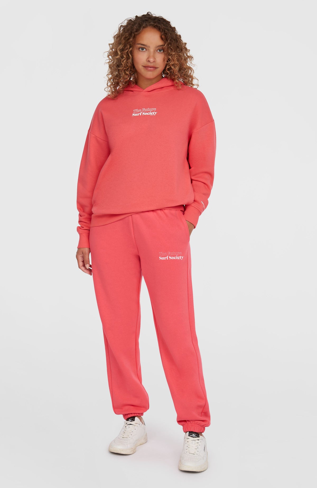 Future Surf Society Hoodie für Damen, pink mit Logo-Print in Weiß, Ganzkörperansicht am Model