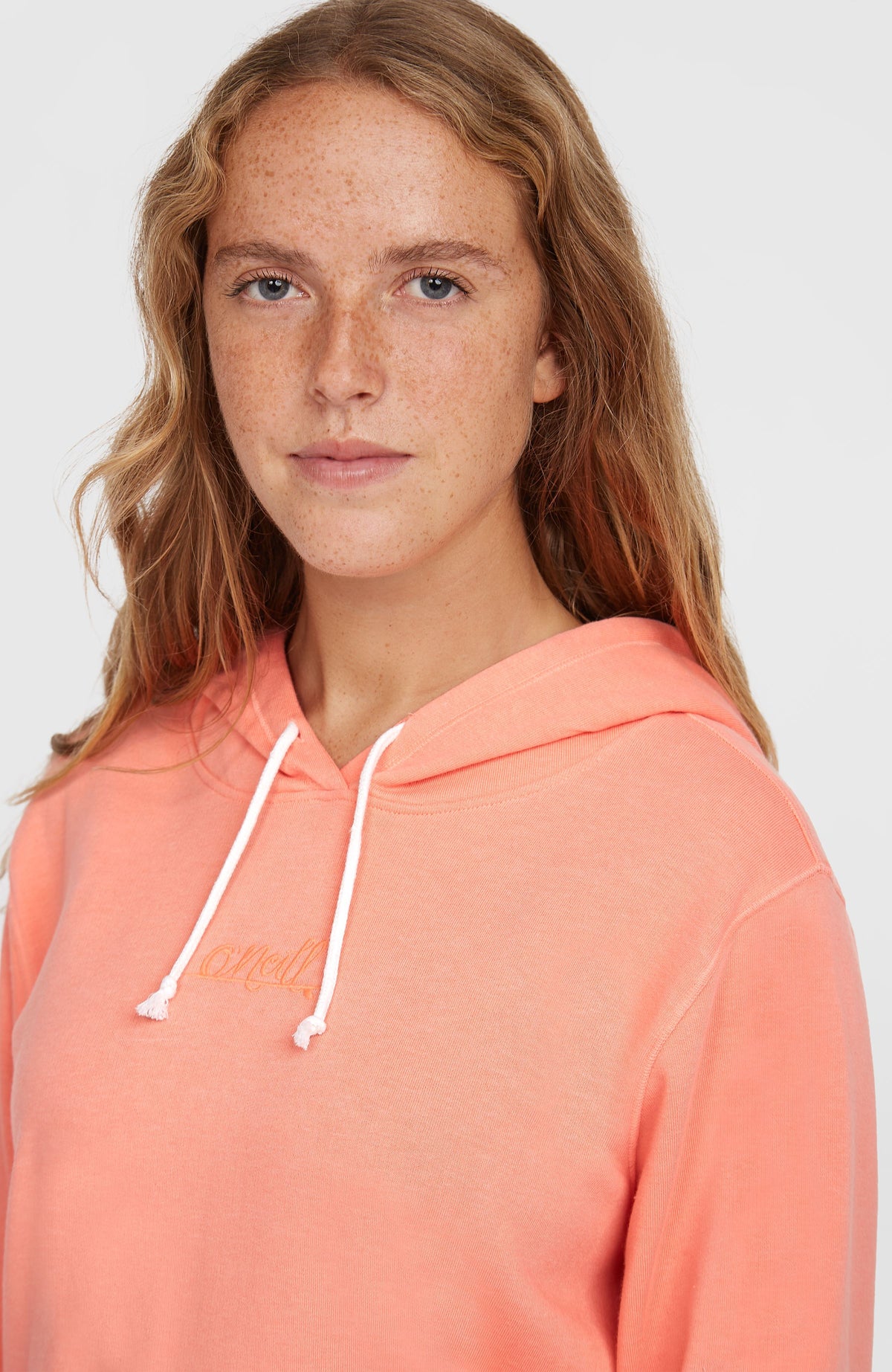 Essentials O'Neill Script Hoodie für Damen, pink, Nahaufnahme von Kapuze, Kordelzug und Logo-Stickerei am Model